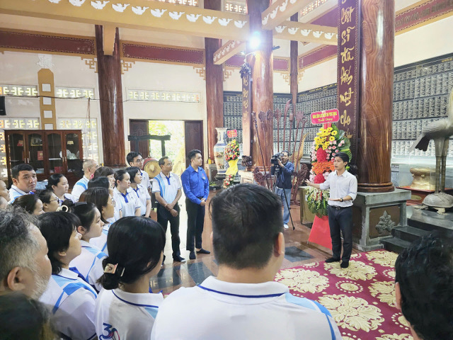 Chi bộ Si&ecirc;u thị H&ograve;a B&igrave;nh: Gắn gi&aacute;o dục truyền thống với n&acirc;ng cao chất lượng ph&aacute;t triển Đảng - Ảnh 2.
