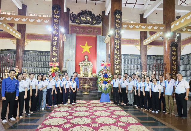 Chi bộ Si&ecirc;u thị H&ograve;a B&igrave;nh: Gắn gi&aacute;o dục truyền thống với n&acirc;ng cao chất lượng ph&aacute;t triển Đảng - Ảnh 3.