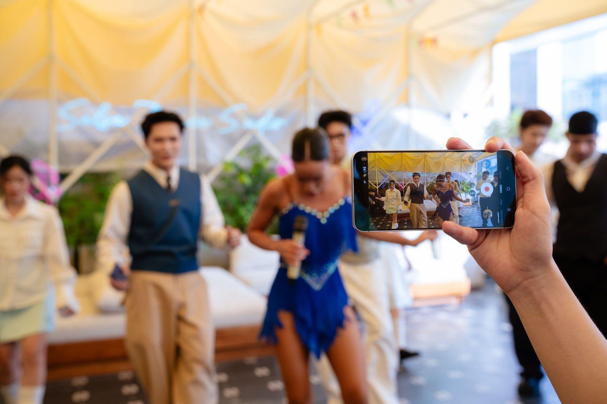 Từ nụ hôn đầu đến lần cột mốc thăng tiến sự nghiệp, Galaxy S26 FE tái hiện sống động khoảnh khắc Epic của người dùng- Ảnh 2.