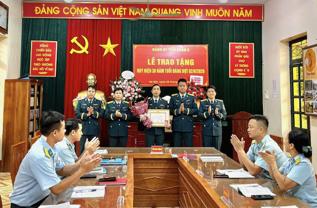 Đảng ủy Tiểu đo&agrave;n 6, Học viện Ph&ograve;ng kh&ocirc;ng qu&acirc;n trao tặng Huy hiệu Đảng đợt 2-9 - Ảnh 1.