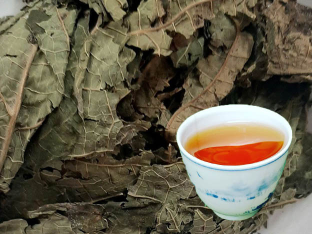 5 điều cần bỏ ngay khi uống l&aacute; đu đủ - Ảnh 1.