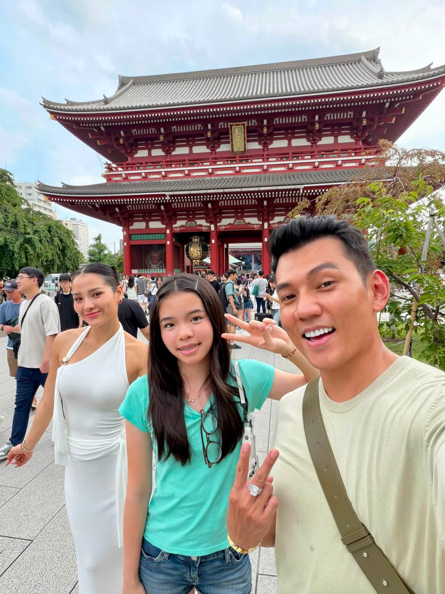 Con g&aacute;i Phương Trinh Jolie trổ m&atilde; xinh xắn, cao lớn gần bằng cha dượng ai cũng ngỡ ng&agrave;ng- Ảnh 7.