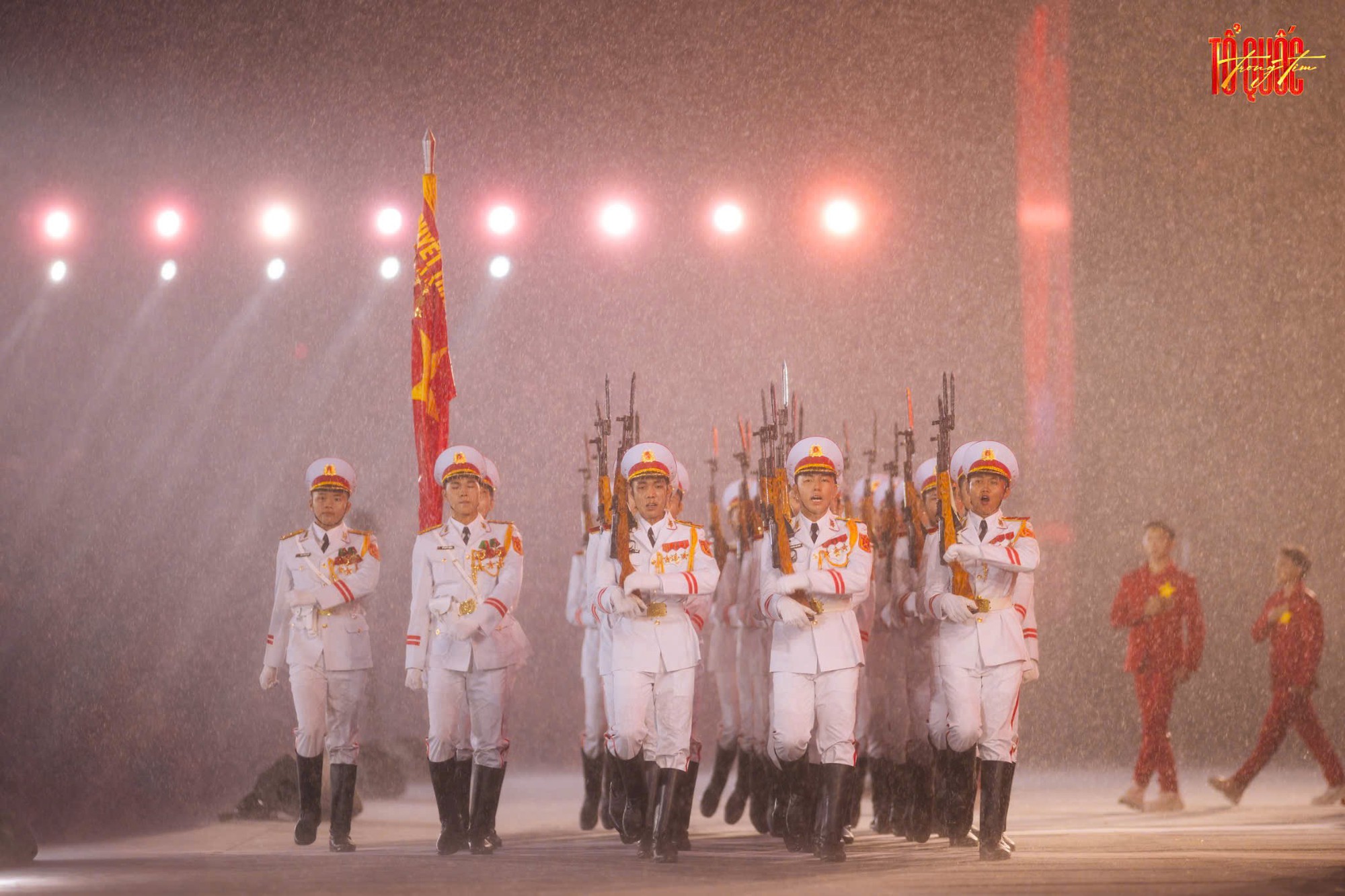 ‘Tổ Quốc Trong Tim’ 2026: Hàng vạn khán giả đội mưa, cùng hát Quốc ca giữa biển cờ đỏ - Ảnh 3.