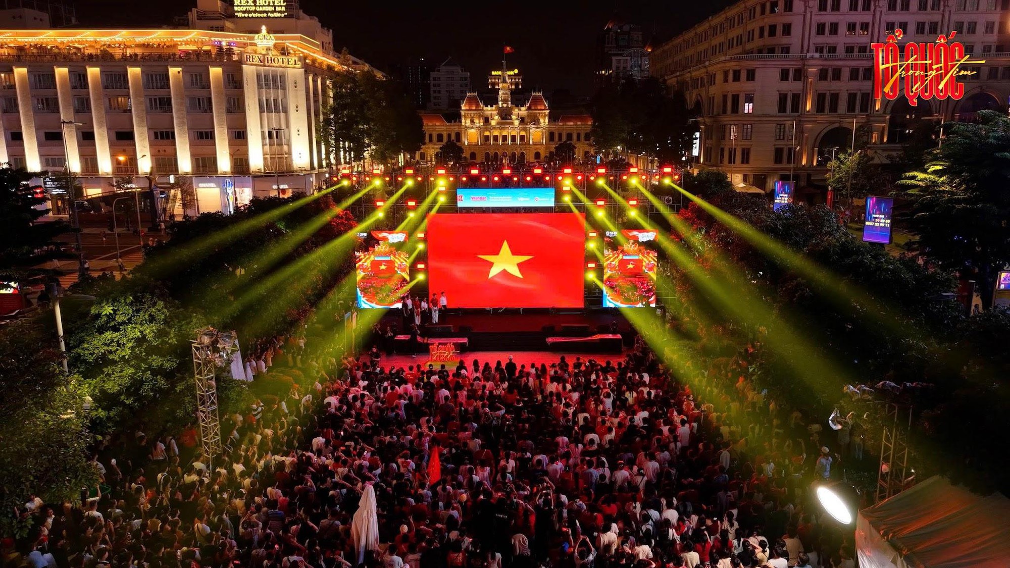 ‘Tổ Quốc Trong Tim’ 2026: Hàng vạn khán giả đội mưa, cùng hát Quốc ca giữa biển cờ đỏ - Ảnh 6.