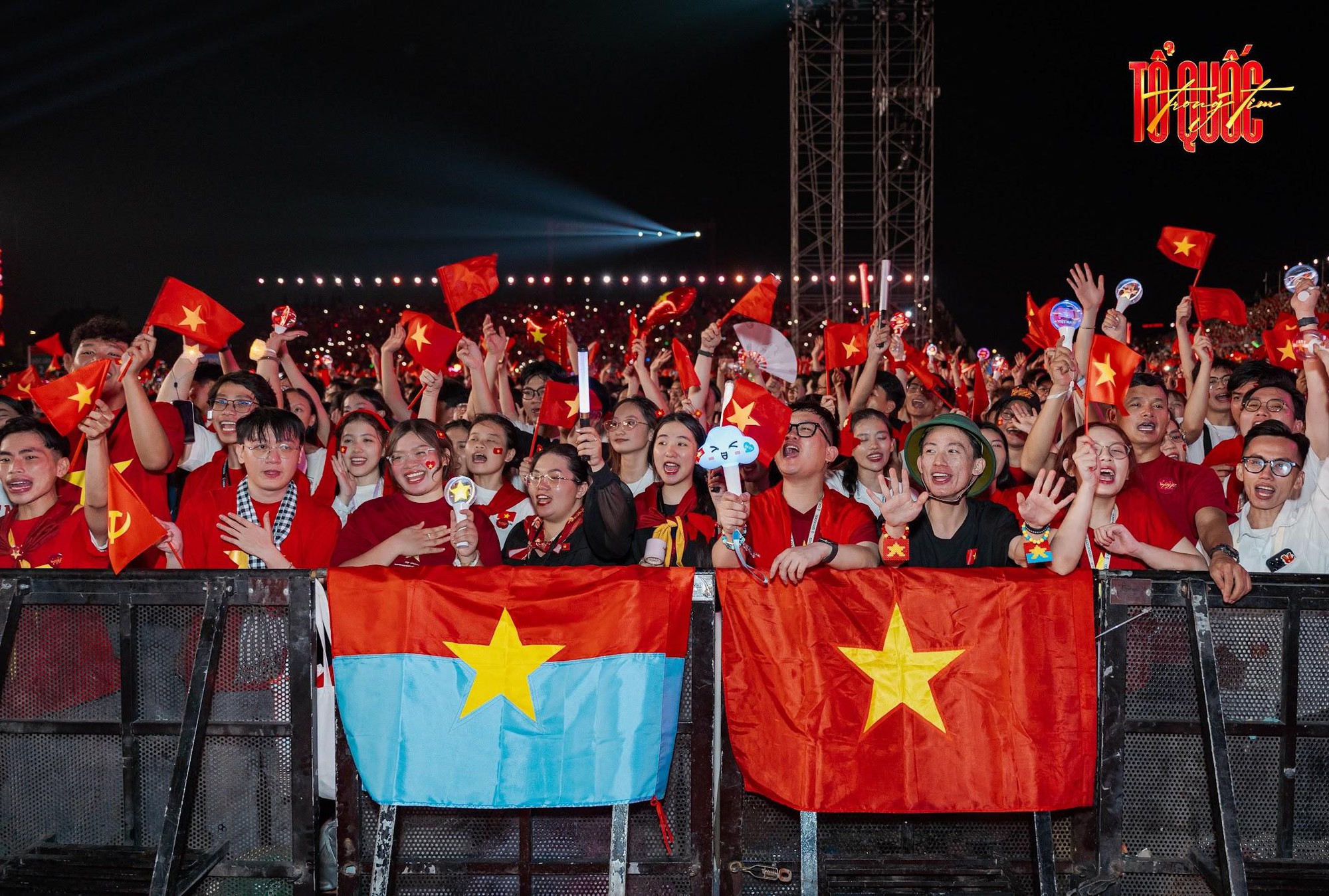 ‘Tổ Quốc Trong Tim’ 2026: Hàng vạn khán giả đội mưa, cùng hát Quốc ca giữa biển cờ đỏ - Ảnh 7.
