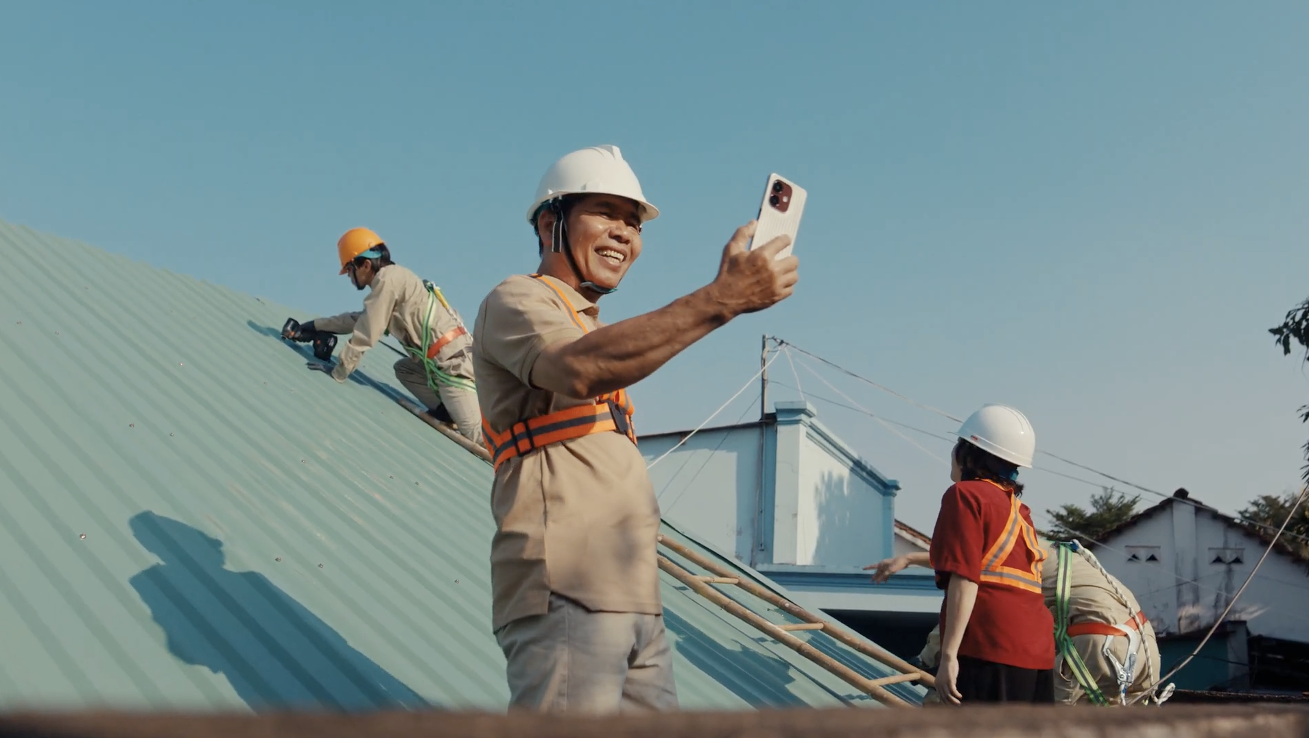 C&oacute; những đ&ocirc;i tay chưa từng ngơi nghỉ: Th&ocirc;ng điệp mới của Home Credit chạm đến nỗ lực thầm lặng của h&agrave;ng triệu người Việt- Ảnh 5.