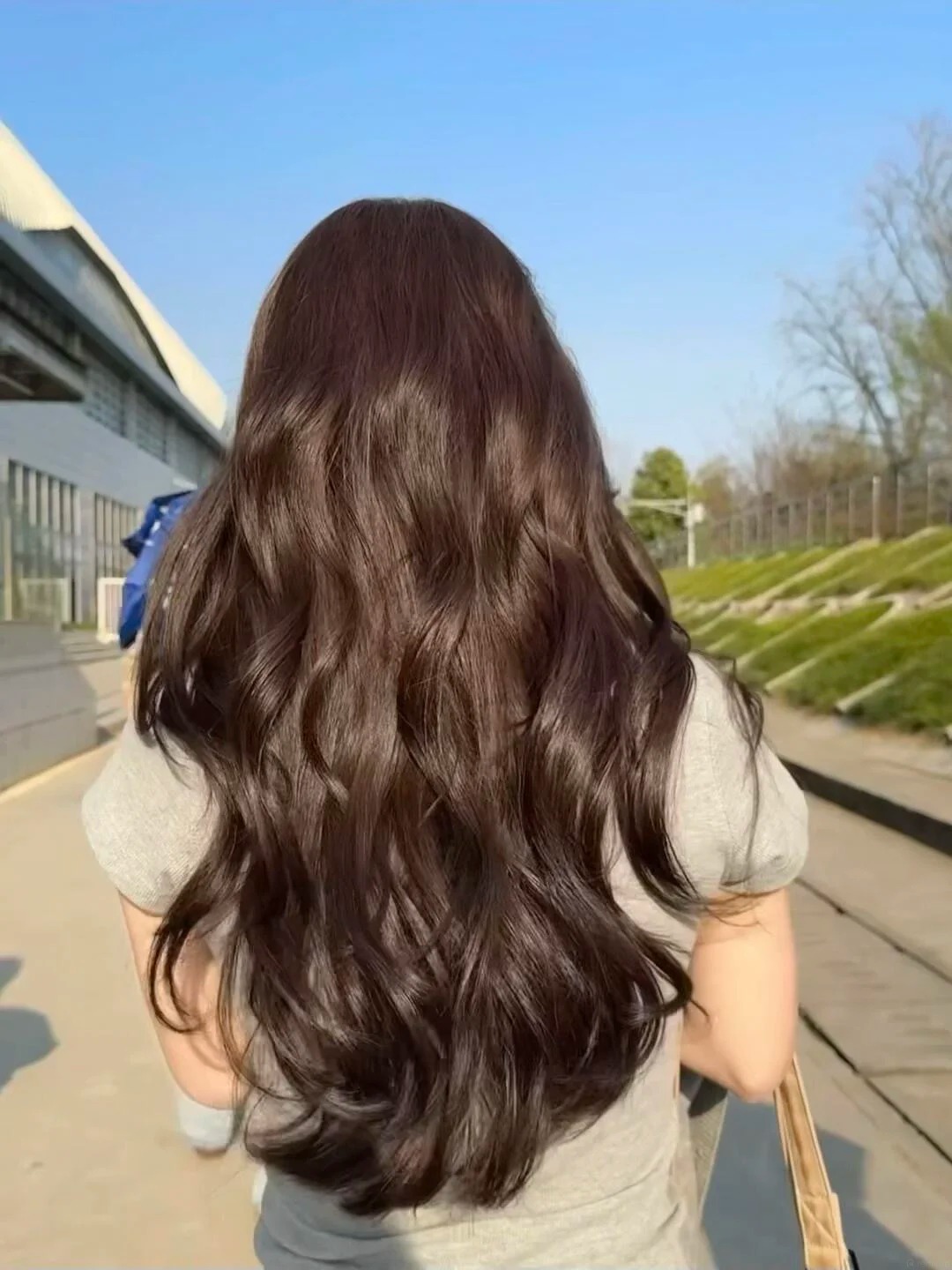 N&acirc;u socola: Gam m&agrave;u t&oacute;c nhuộm đ&aacute;ng thử nhất của m&ugrave;a thu v&igrave; t&ocirc;n da v&agrave; kh&ocirc;ng cần tẩy- Ảnh 7.