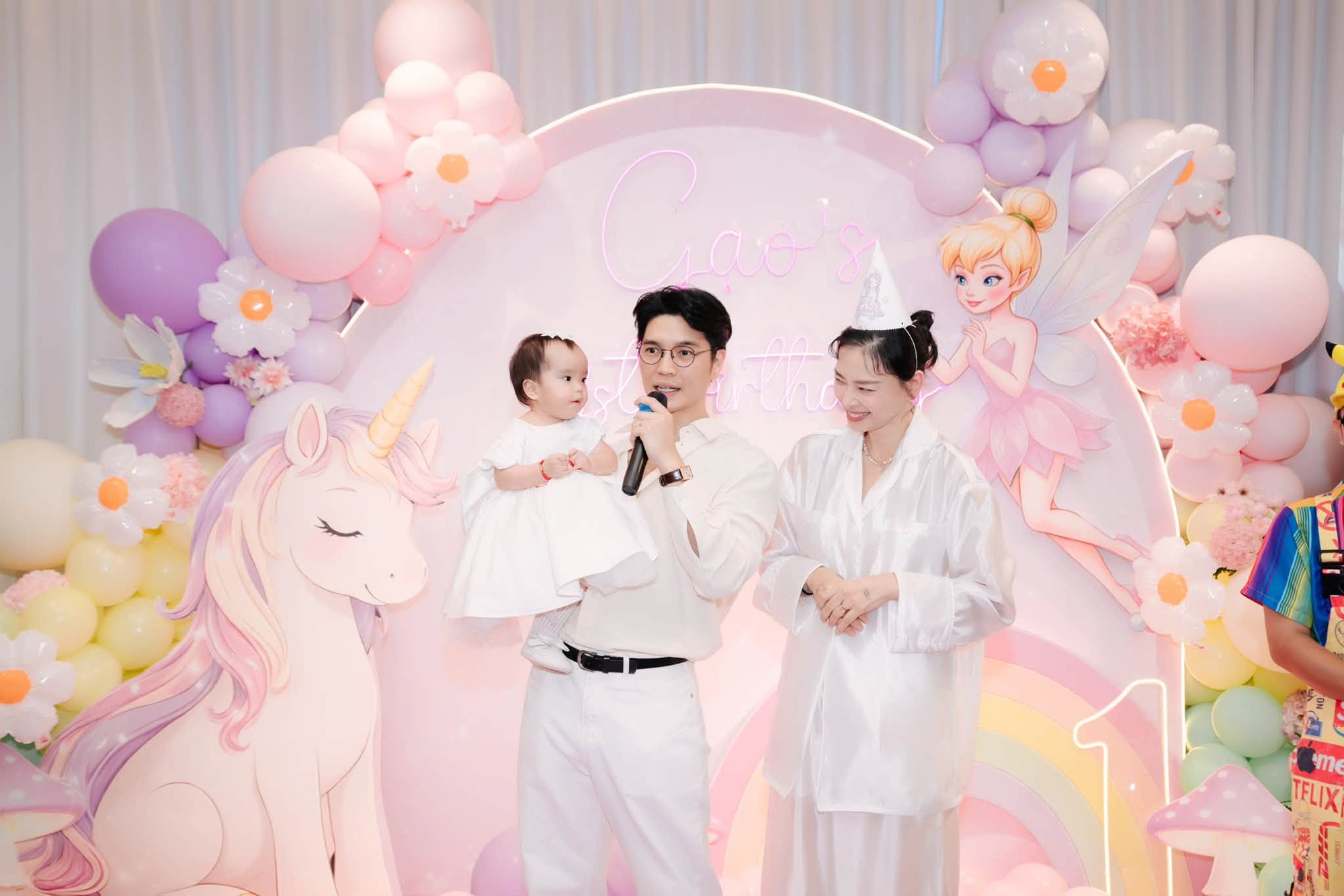 Xuất hiện tại "Mama Ơi Day": Bé Gạo cực dạn dĩ, còn vỗ tay khi lên sân khấu cùng ba mẹ, khoảnh khắc bám ba khiến dân tình tan chảy- Ảnh 12.