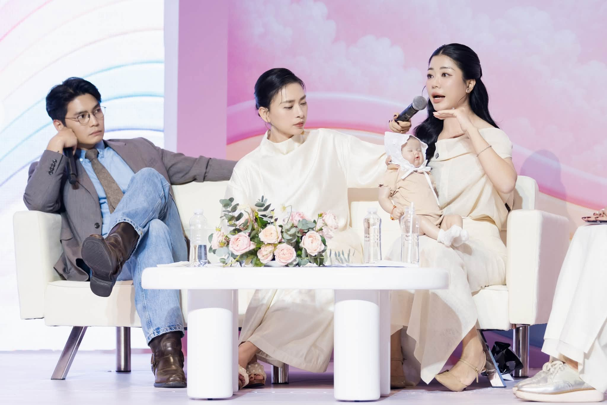 Xuất hiện tại "Mama Ơi Day": Bé Gạo cực dạn dĩ, còn vỗ tay khi lên sân khấu cùng ba mẹ, khoảnh khắc bám ba khiến dân tình tan chảy- Ảnh 11.