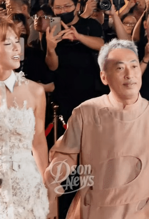 Ca sĩ Việt nhan sắc chấp 10 Hoa hậu càng có tuổi càng đẹp, được đại gia showbiz hơn 11 tuổi "cưng như trứng mỏng"- Ảnh 1.