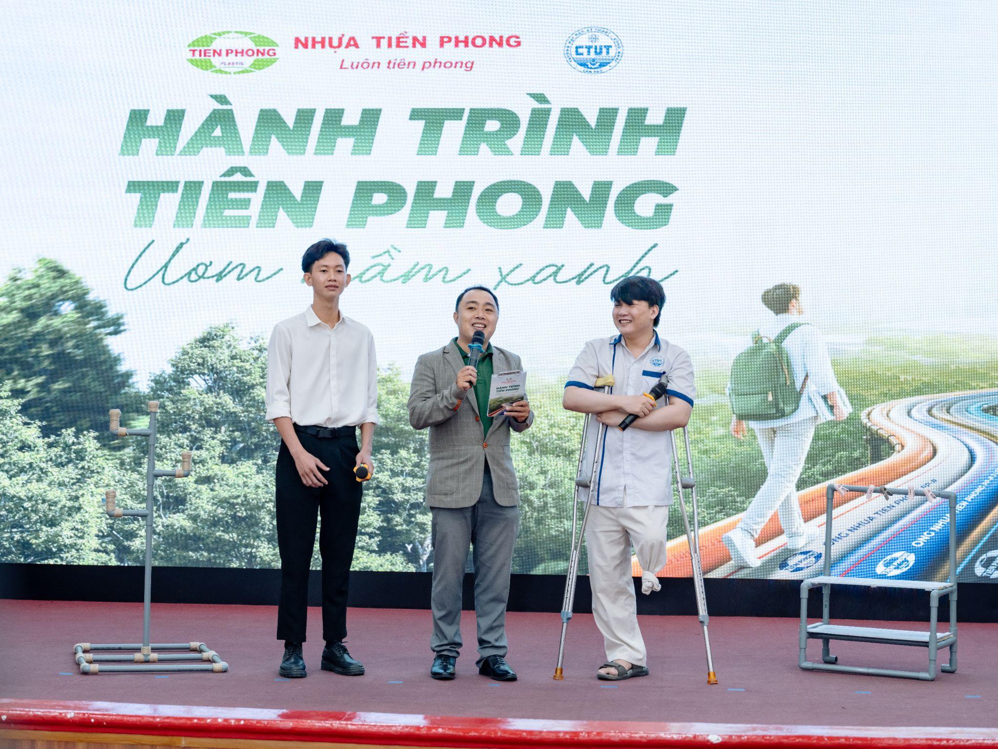 Tiền Phong Nam tiếp sức 6 sinh viên Trường Đại học Kỹ thuật - Công nghệ Cần Thơ với 150 triệu đồng học bổng- Ảnh 2.