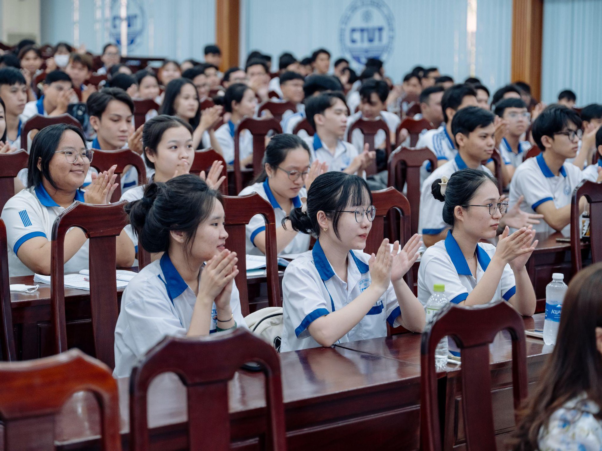 Tiền Phong Nam tiếp sức 6 sinh viên Trường Đại học Kỹ thuật - Công nghệ Cần Thơ với 150 triệu đồng học bổng- Ảnh 3.