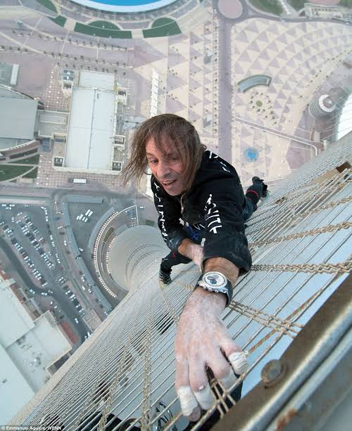 Gặp “Người nhện đời thực”: Người đàn ông tay không lững thững leo tháp Eiffel, Burj Khalifa như trong giấc mơ của mọi cậu bé - Ảnh 4.