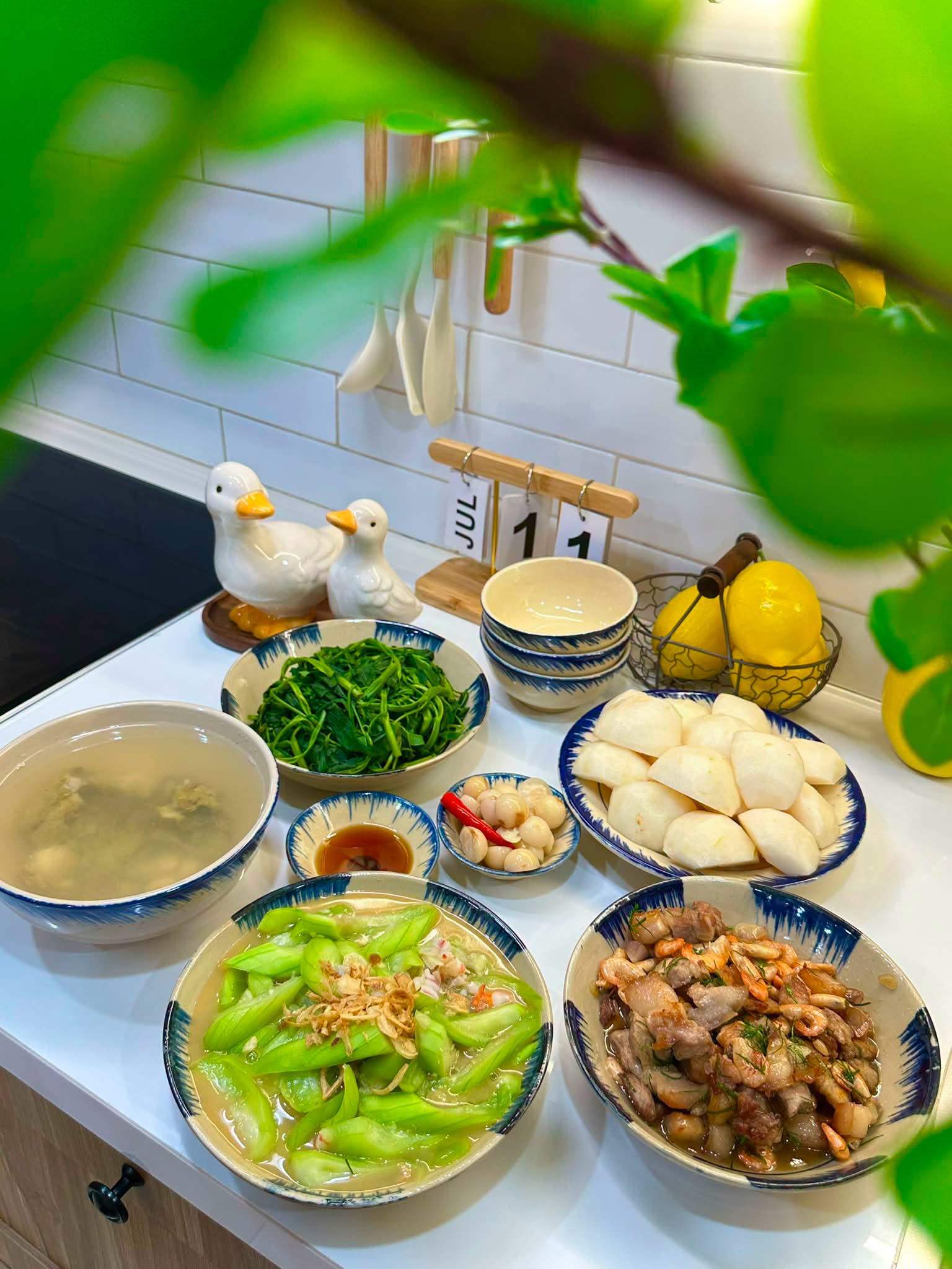 Mẹ đảm Hà Nội dạy con trai vào bếp nấu ăn suốt 1 tháng hè: Nhìn mâm cơm bé làm, các mẹ thi nhau vào nhận "con rể" - Ảnh 5.
