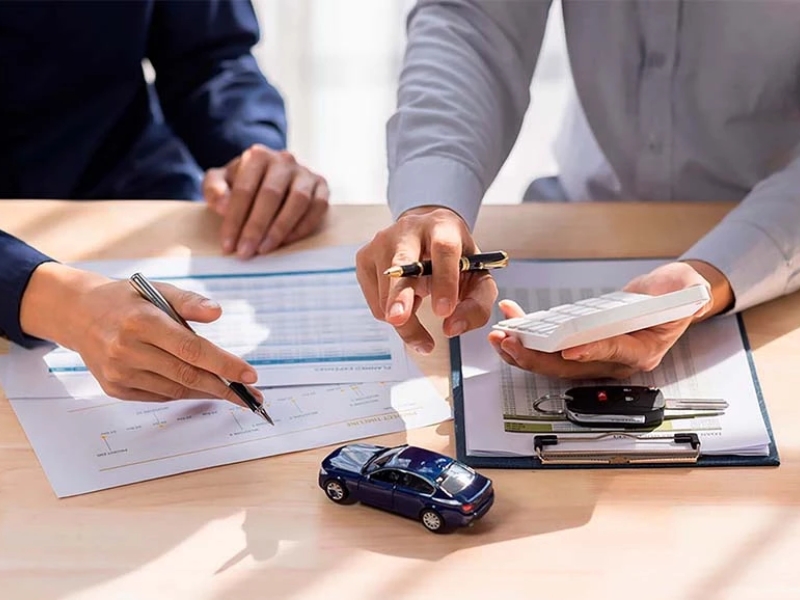 Nhiều t&agrave;i xế tranh thủ t&igrave;m hiểu gi&aacute; bảo hiểm th&acirc;n vỏ &ocirc; t&ocirc; trước m&ugrave;a cao điểm đi lại th&aacute;ng 8 - 9 - Ảnh 2.