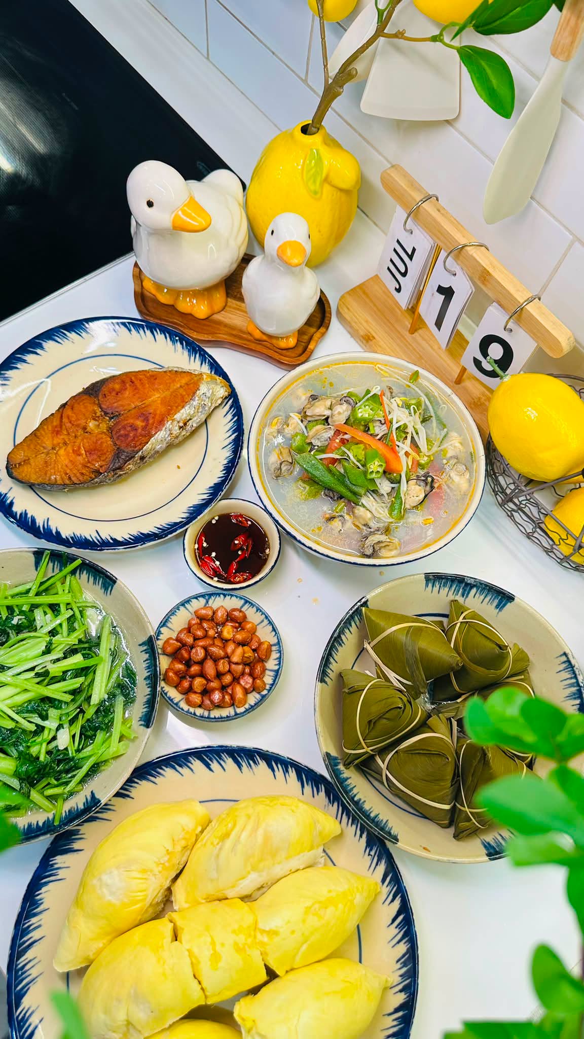 Mẹ đảm Hà Nội dạy con trai vào bếp nấu ăn suốt 1 tháng hè: Nhìn mâm cơm bé làm, các mẹ thi nhau vào nhận "con rể" - Ảnh 4.