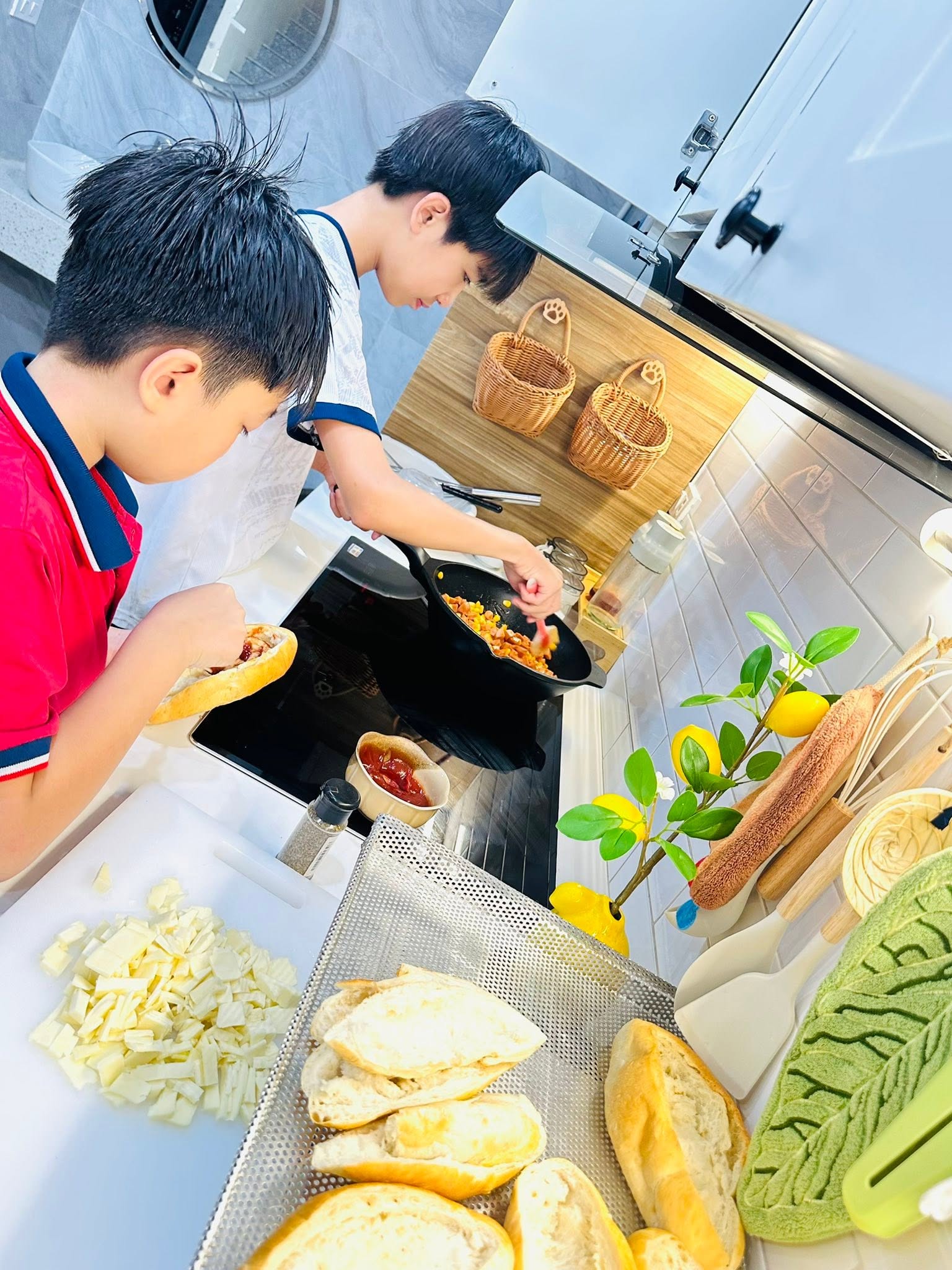 Mẹ đảm Hà Nội dạy con trai vào bếp nấu ăn suốt 1 tháng hè: Nhìn mâm cơm bé làm, các mẹ thi nhau vào nhận "con rể" - Ảnh 10.