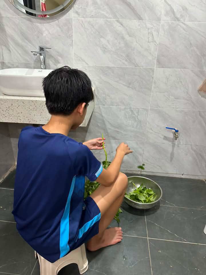 Mẹ đảm Hà Nội dạy con trai vào bếp nấu ăn suốt 1 tháng hè: Nhìn mâm cơm bé làm, các mẹ thi nhau vào nhận "con rể" - Ảnh 9.