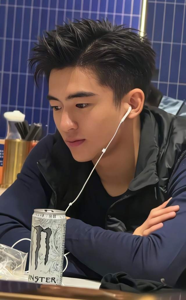 Con trai 19 tuổi nhà Trương Bá Chi - Tạ Đình Phong cao 1,80m, "trổ mã" soái ca- Ảnh 4.