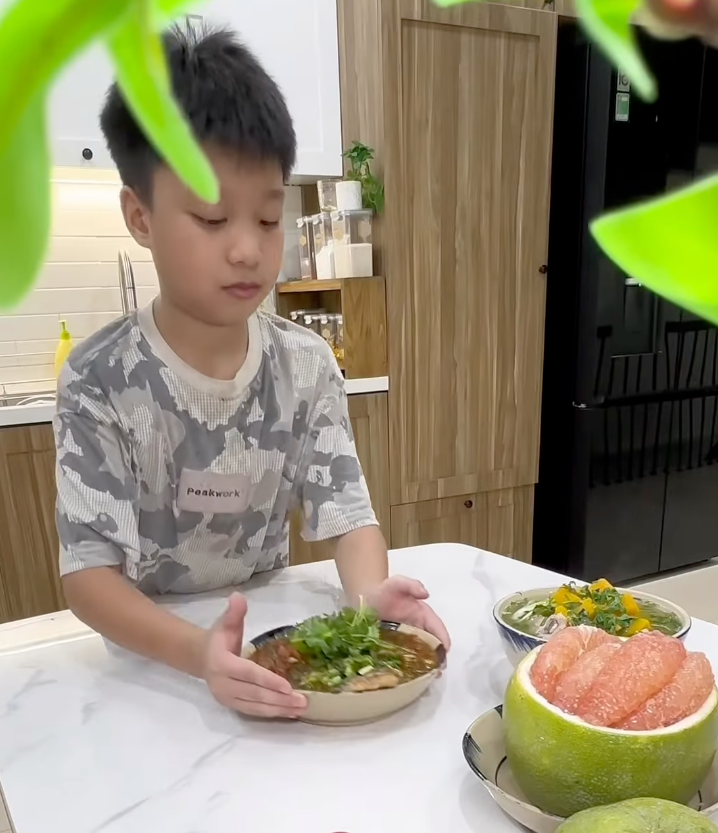 Mẹ đảm Hà Nội dạy con trai vào bếp nấu ăn suốt 1 tháng hè: Nhìn mâm cơm bé làm, các mẹ thi nhau vào nhận "con rể" - Ảnh 2.