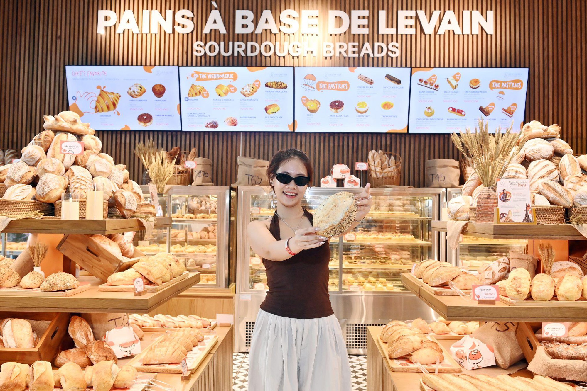 Từ b&aacute;nh &ldquo;chuẩn Ph&aacute;p&rdquo; cho đến g&agrave; r&aacute;n trứ danh H&agrave;n Quốc, B&agrave; N&agrave; đưa du kh&aacute;ch &ldquo;v&ograve;ng quanh thế giới&rdquo; bằng ẩm thực - Ảnh 1.
