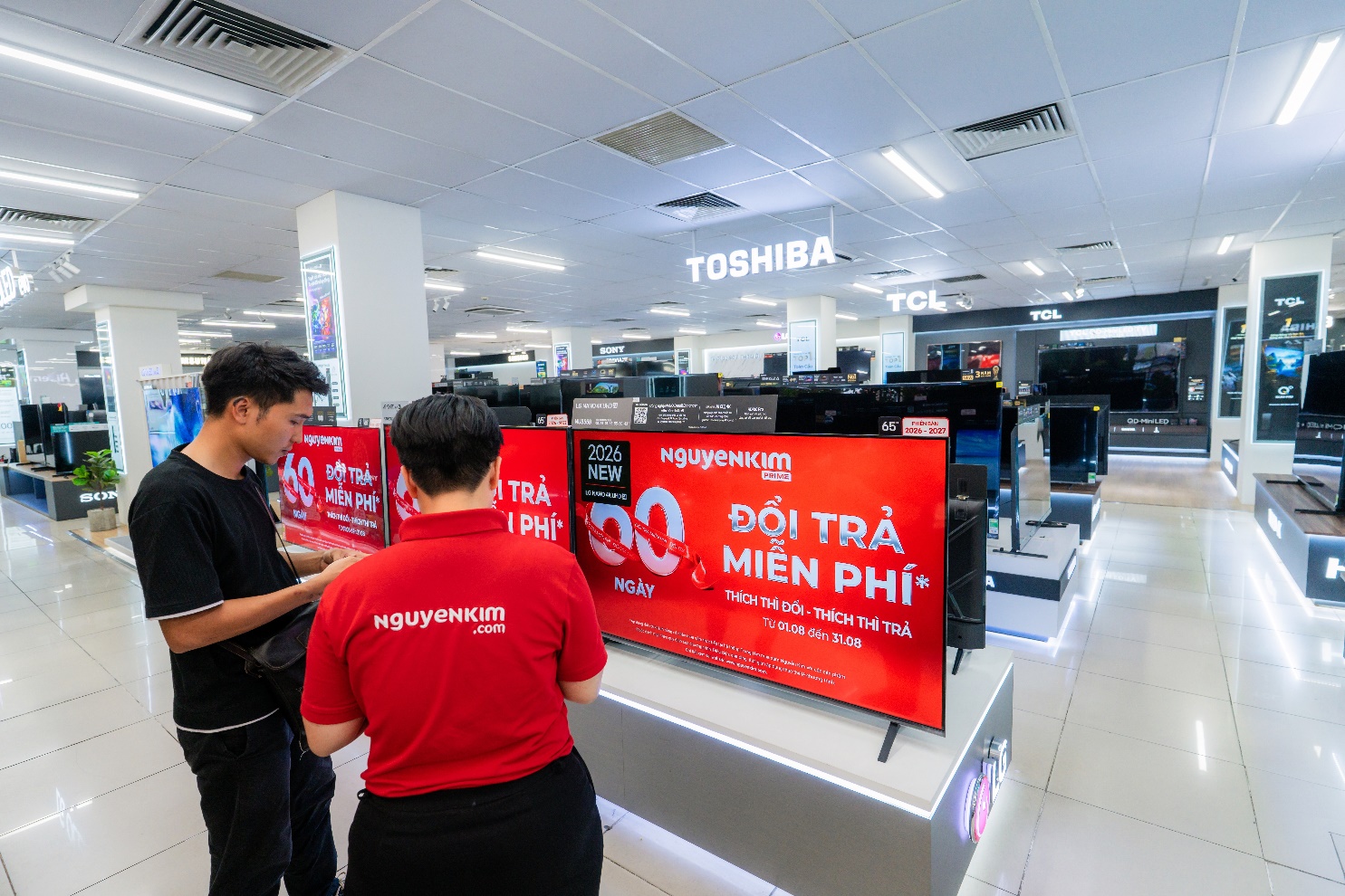 Nguyễn Kim &aacute;p dụng ch&iacute;nh s&aacute;ch "bao gi&aacute; ho&agrave;n tiền", t&aacute;i định h&igrave;nh ng&agrave;nh điện m&aacute;y- Ảnh 2.