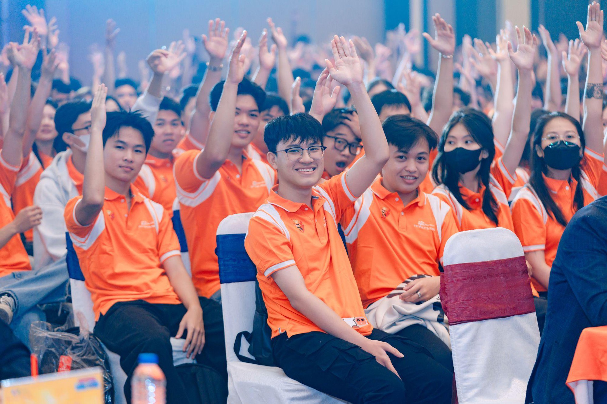 Da LAB, Dangrangto c&ugrave;ng d&agrave;n sao Esports xuất hiện tại buổi lễ định hướng của FPT Polytechnic - Ảnh 1.