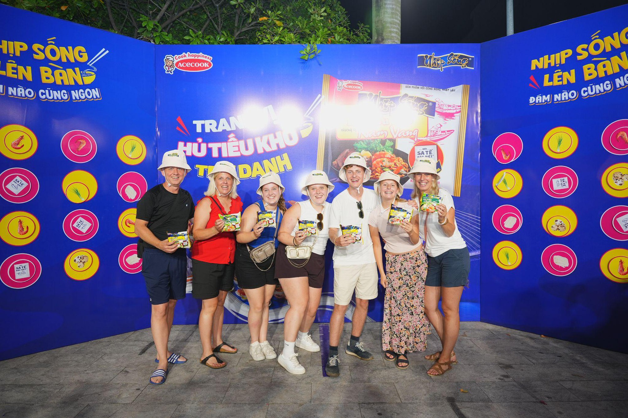Người d&acirc;n Long Xuy&ecirc;n "quẩy" hết m&igrave;nh c&ugrave;ng Đ&aacute;m Nhịp Sống- Ảnh 2.