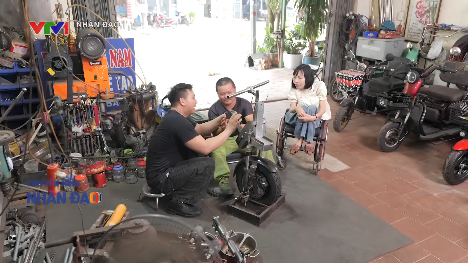 L&ograve;ng biết ơn v&agrave; h&agrave;nh tr&igrave;nh mang đ&ocirc;i ch&acirc;n thứ hai đến với h&agrave;ng trăm người khuyết tật của Gi&aacute;m đốc Ba b&aacute;nh H&agrave; Nam- Ảnh 3.