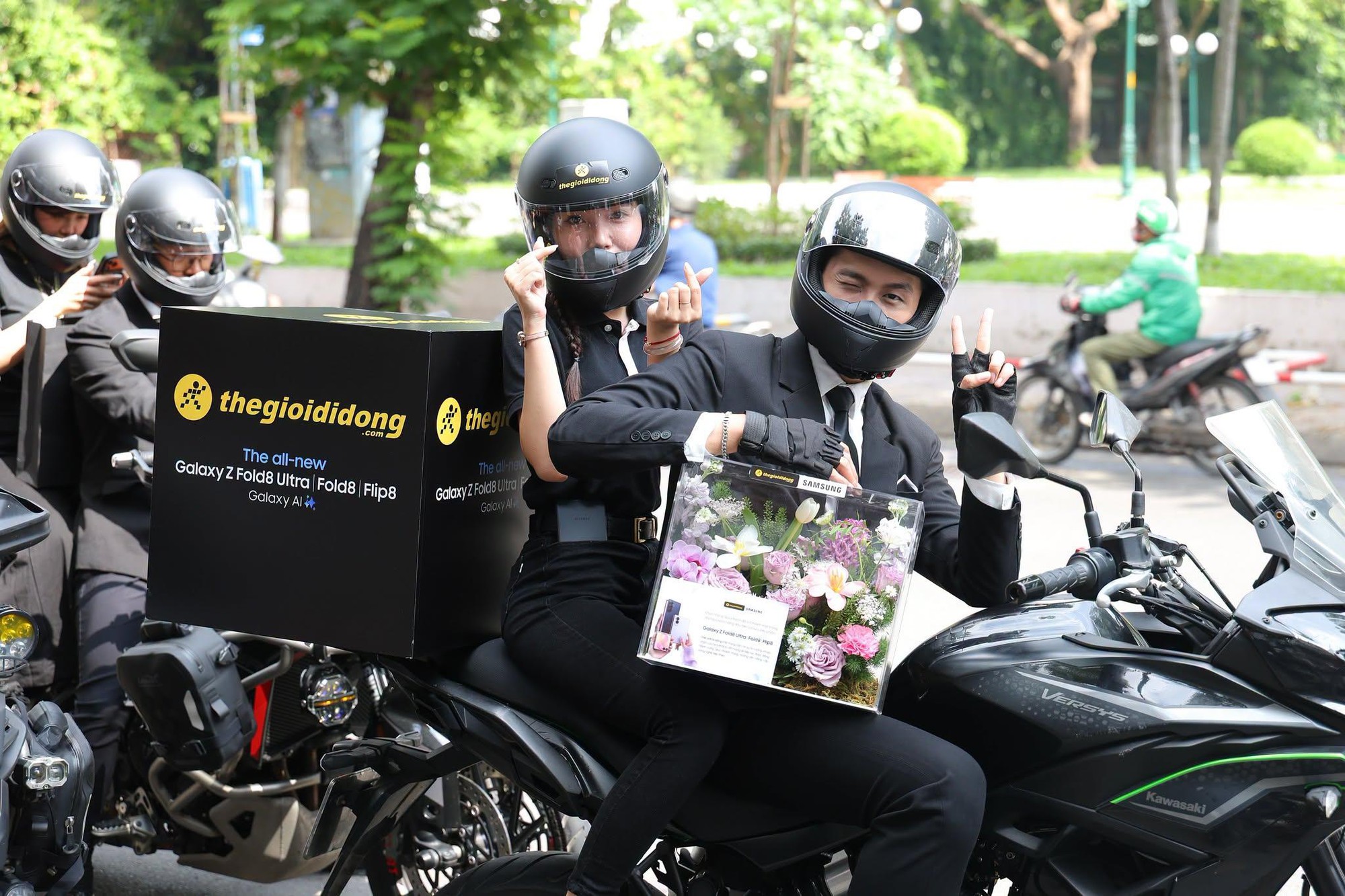 Thế Giới Di Động biến ng&agrave;y nhận Galaxy Z8 th&agrave;nh trải nghiệm đặc biệt: S&aacute;ng giao m&aacute;y bằng m&ocirc; t&ocirc;, tối tiệc tối si&ecirc;u VIP- Ảnh 1.