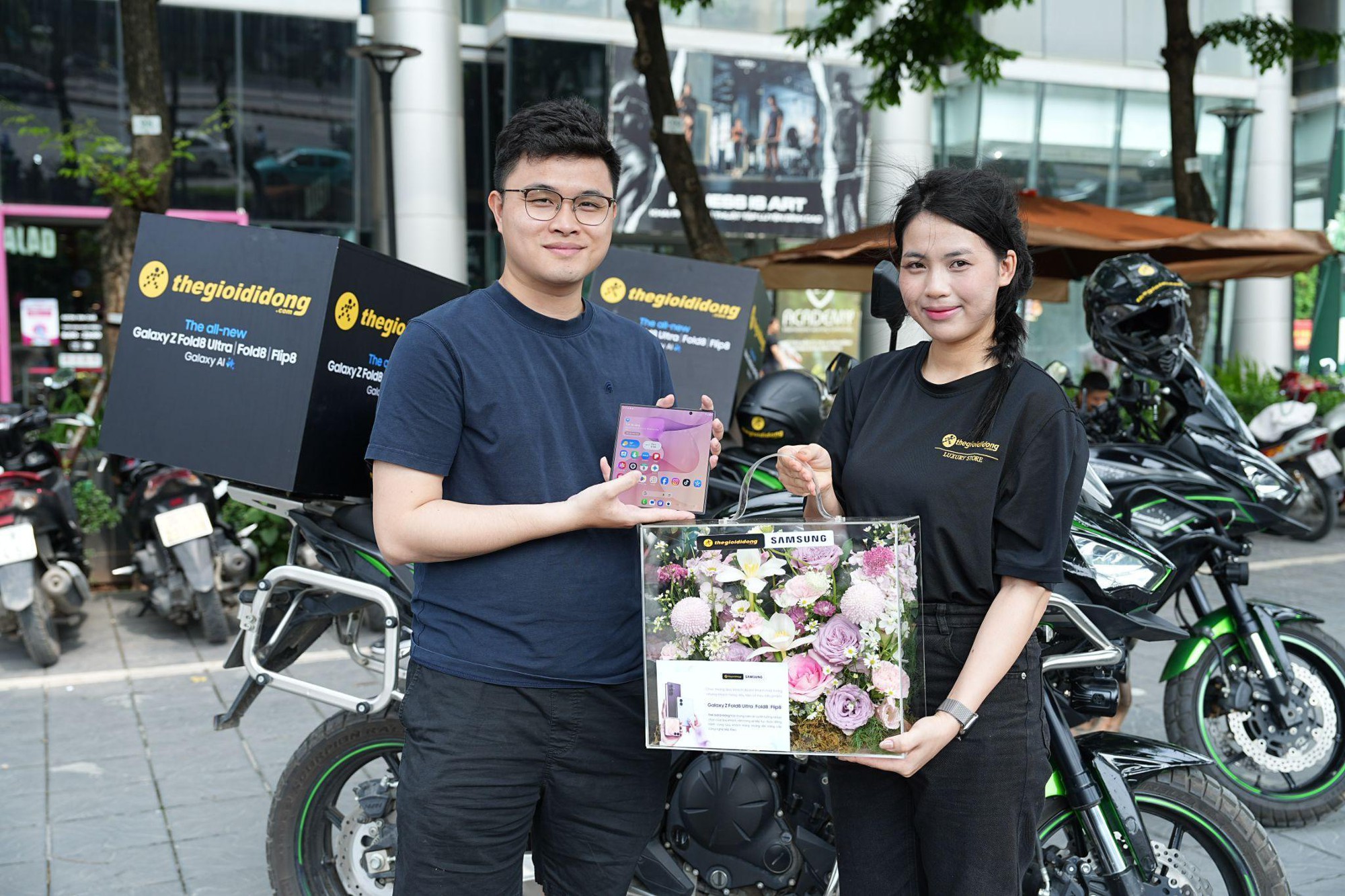 Thế Giới Di Động biến ng&agrave;y nhận Galaxy Z8 th&agrave;nh trải nghiệm đặc biệt: S&aacute;ng giao m&aacute;y bằng m&ocirc; t&ocirc;, tối tiệc tối si&ecirc;u VIP- Ảnh 2.