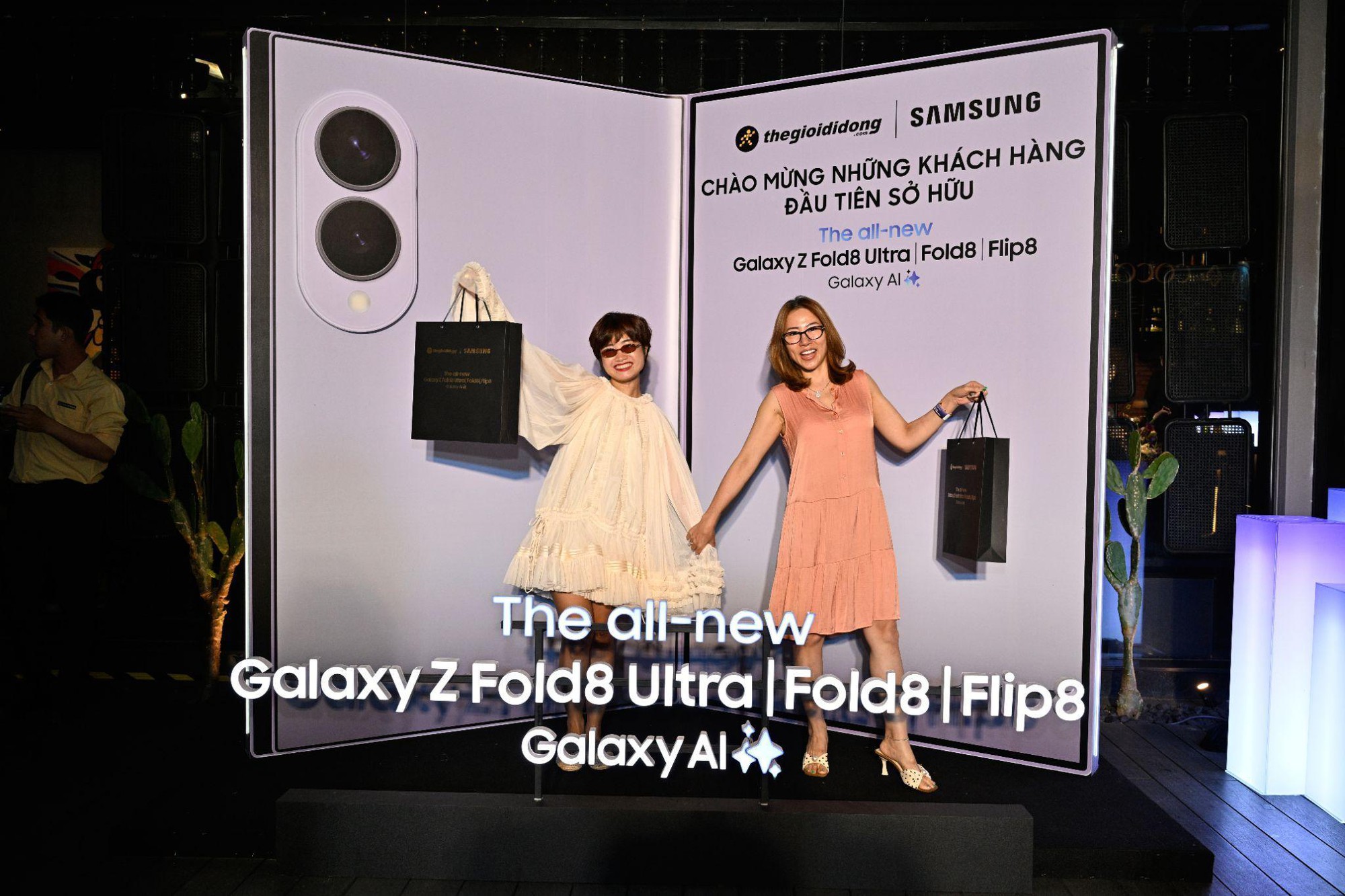 Thế Giới Di Động biến ng&agrave;y nhận Galaxy Z8 th&agrave;nh trải nghiệm đặc biệt: S&aacute;ng giao m&aacute;y bằng m&ocirc; t&ocirc;, tối tiệc tối si&ecirc;u VIP- Ảnh 3.