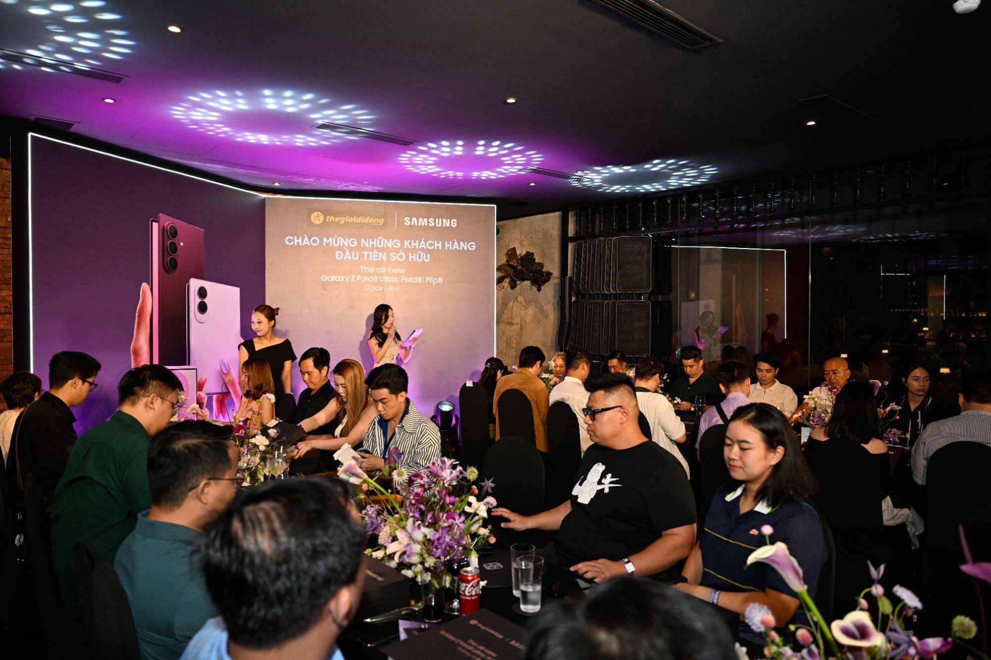 Thế Giới Di Động biến ng&agrave;y nhận Galaxy Z8 th&agrave;nh trải nghiệm đặc biệt: S&aacute;ng giao m&aacute;y bằng m&ocirc; t&ocirc;, tối tiệc tối si&ecirc;u VIP- Ảnh 4.