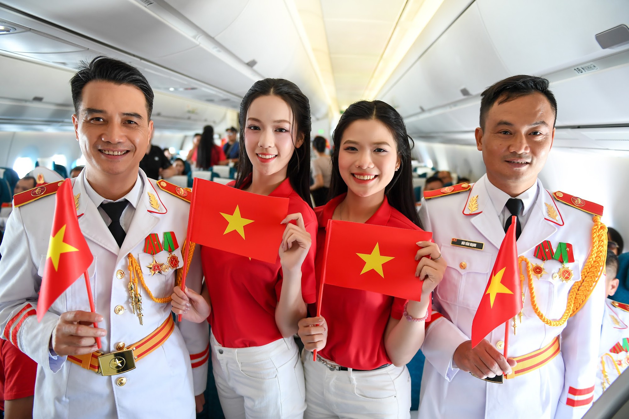 Giai điệu Quốc khánh vang lên ở độ cao 10.000 mét trên chuyến bay Vietnam Airlines- Ảnh 33.