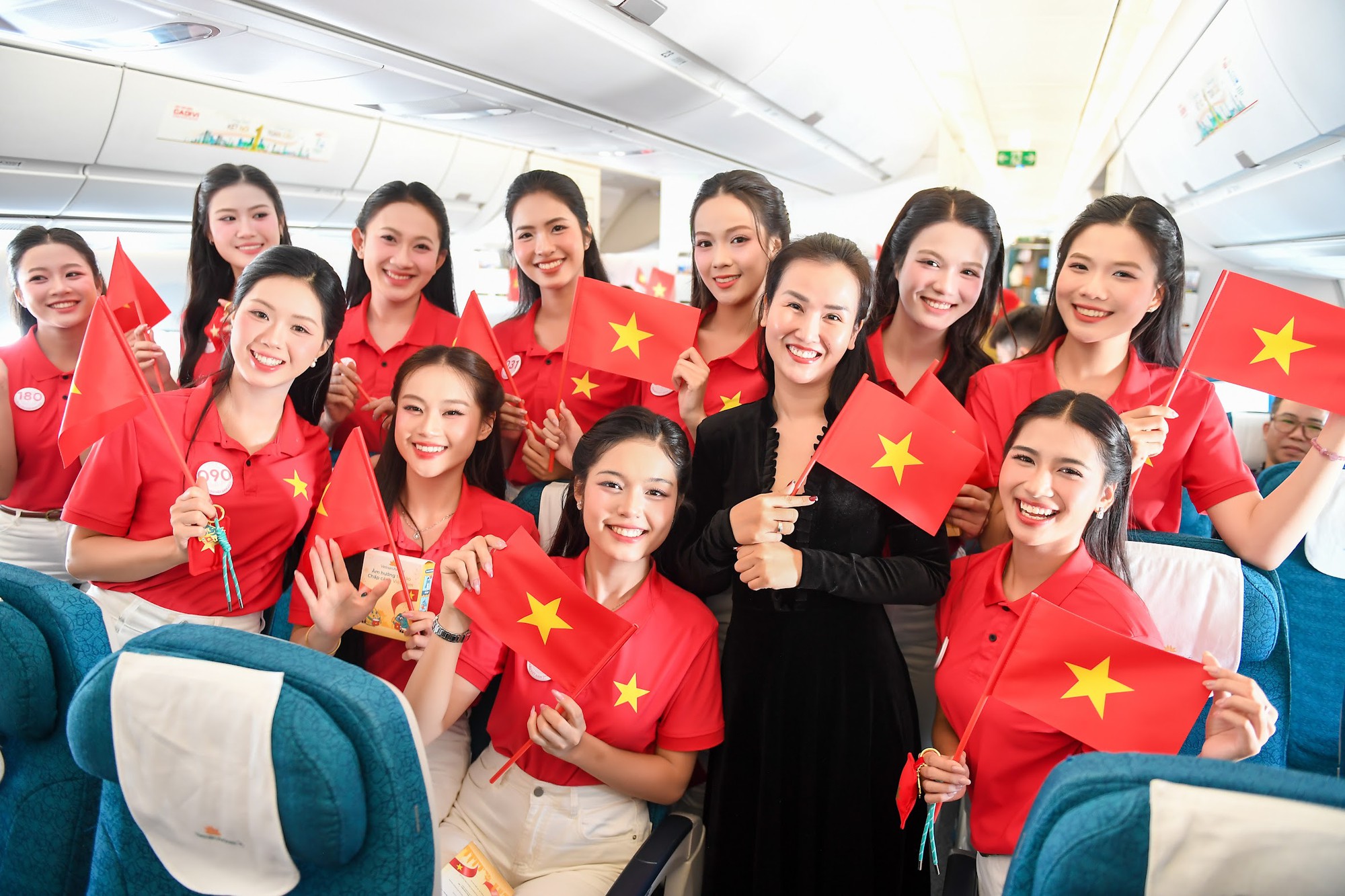 Giai điệu Quốc khánh vang lên ở độ cao 10.000 mét trên chuyến bay Vietnam Airlines- Ảnh 34.