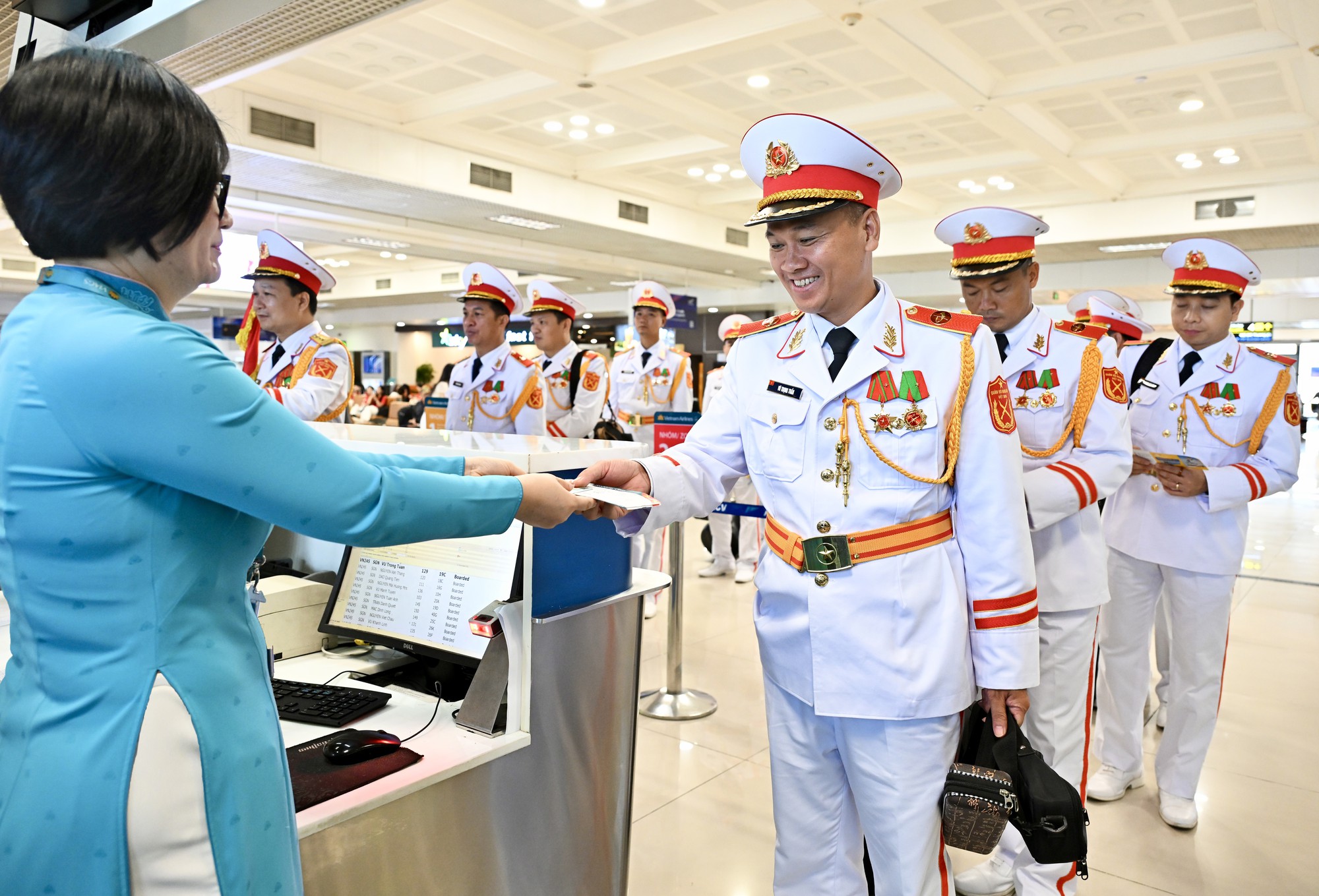 Giai điệu Quốc kh&aacute;nh vang l&ecirc;n ở độ cao 10.000 m&eacute;t tr&ecirc;n chuyến bay Vietnam Airlines- Ảnh 2.