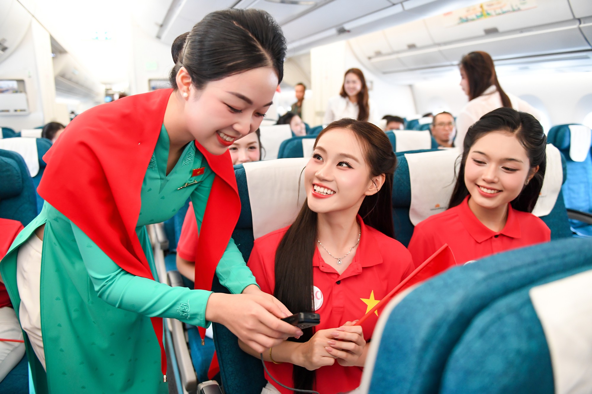 Giai điệu Quốc kh&aacute;nh vang l&ecirc;n ở độ cao 10.000 m&eacute;t tr&ecirc;n chuyến bay Vietnam Airlines- Ảnh 6.