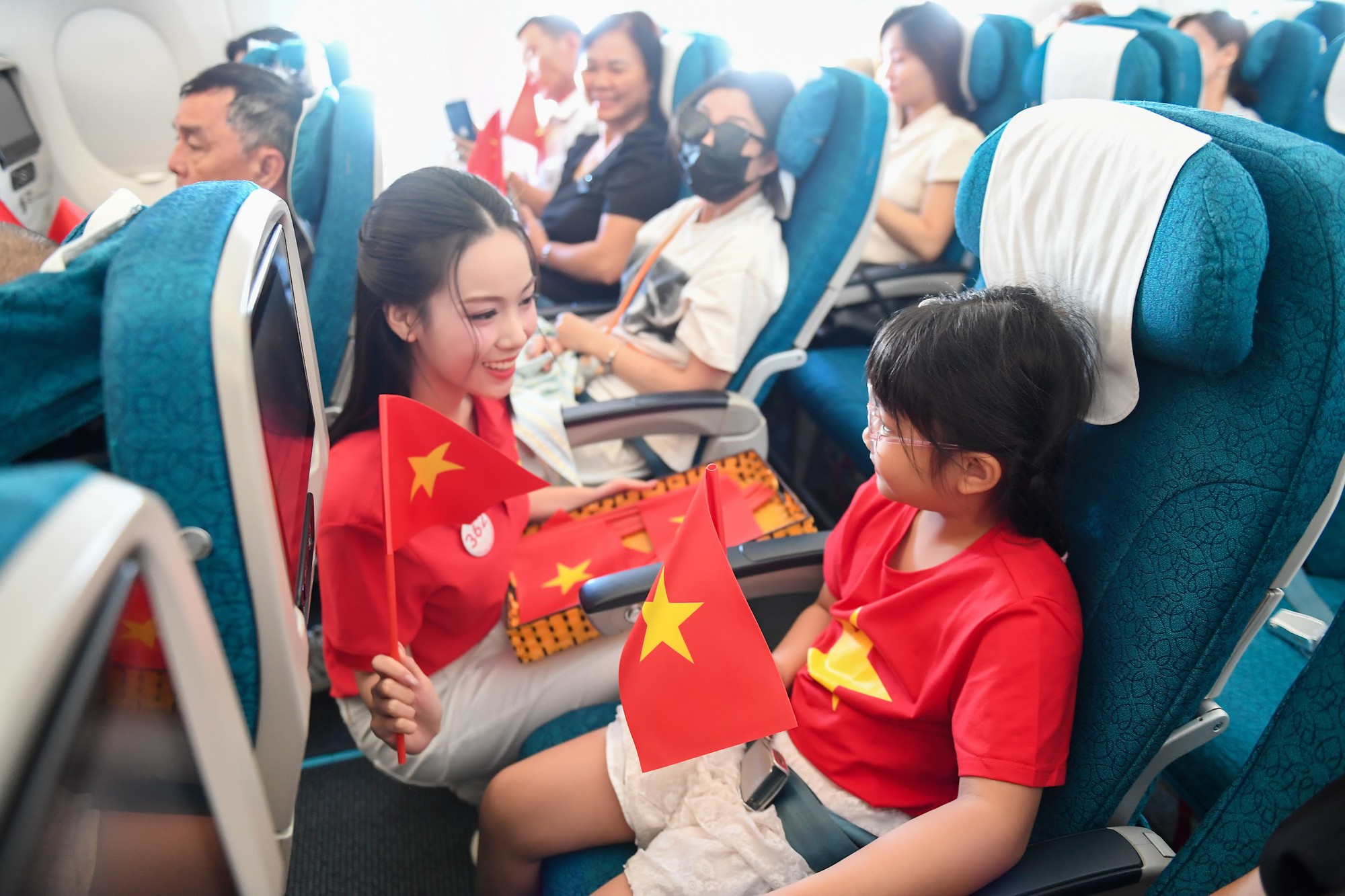Giai điệu Quốc kh&aacute;nh vang l&ecirc;n ở độ cao 10.000 m&eacute;t tr&ecirc;n chuyến bay Vietnam Airlines- Ảnh 7.