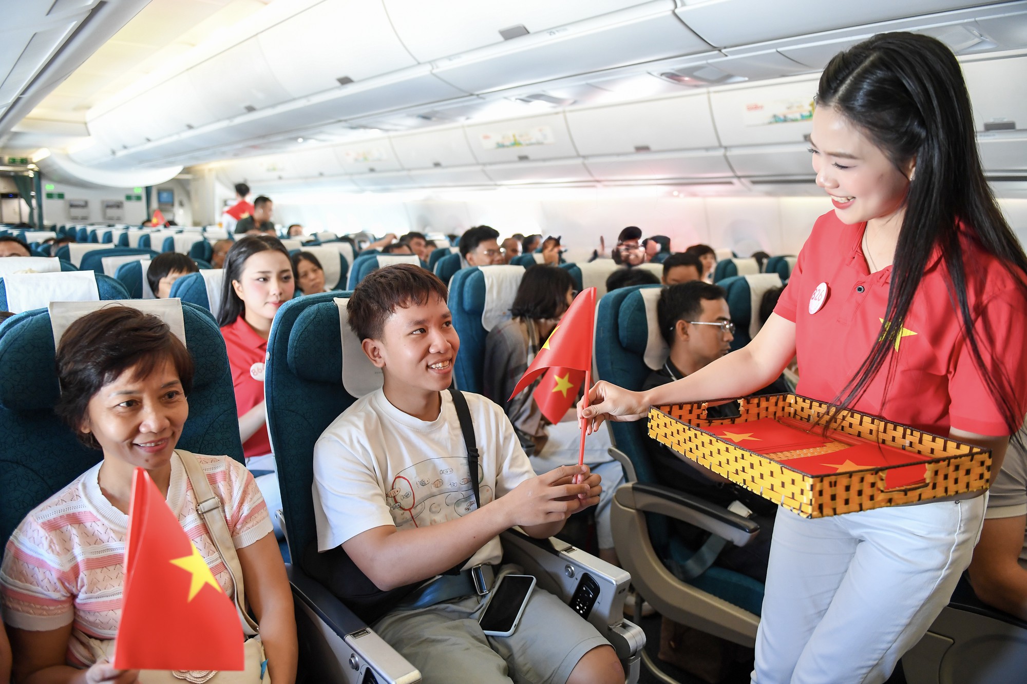Giai điệu Quốc kh&aacute;nh vang l&ecirc;n ở độ cao 10.000 m&eacute;t tr&ecirc;n chuyến bay Vietnam Airlines- Ảnh 8.