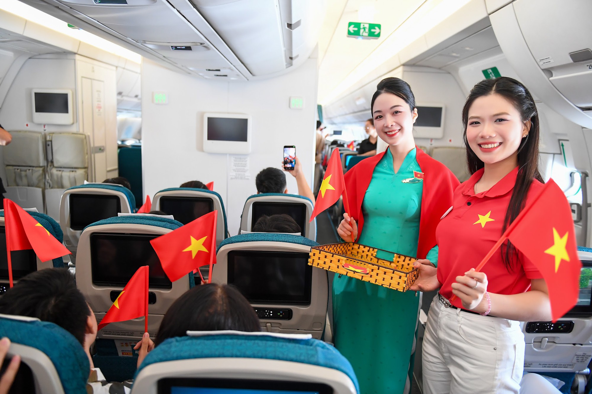 Giai điệu Quốc kh&aacute;nh vang l&ecirc;n ở độ cao 10.000 m&eacute;t tr&ecirc;n chuyến bay Vietnam Airlines- Ảnh 9.