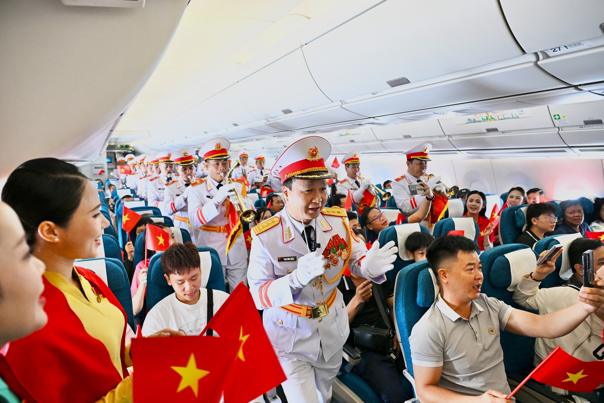 Giai điệu Quốc kh&aacute;nh vang l&ecirc;n ở độ cao 10.000 m&eacute;t tr&ecirc;n chuyến bay Vietnam Airlines- Ảnh 12.