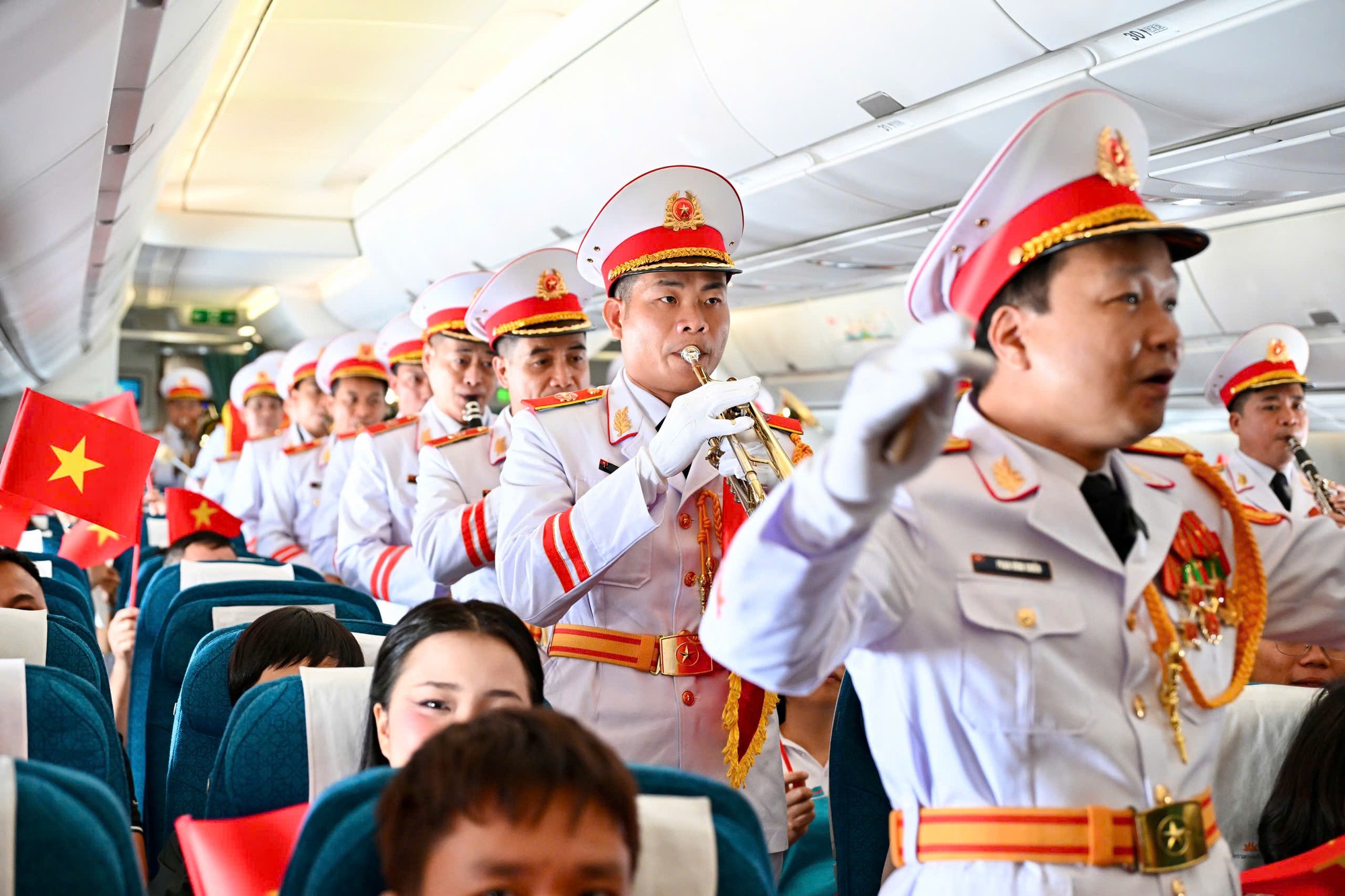 Giai điệu Quốc kh&aacute;nh vang l&ecirc;n ở độ cao 10.000 m&eacute;t tr&ecirc;n chuyến bay Vietnam Airlines- Ảnh 13.
