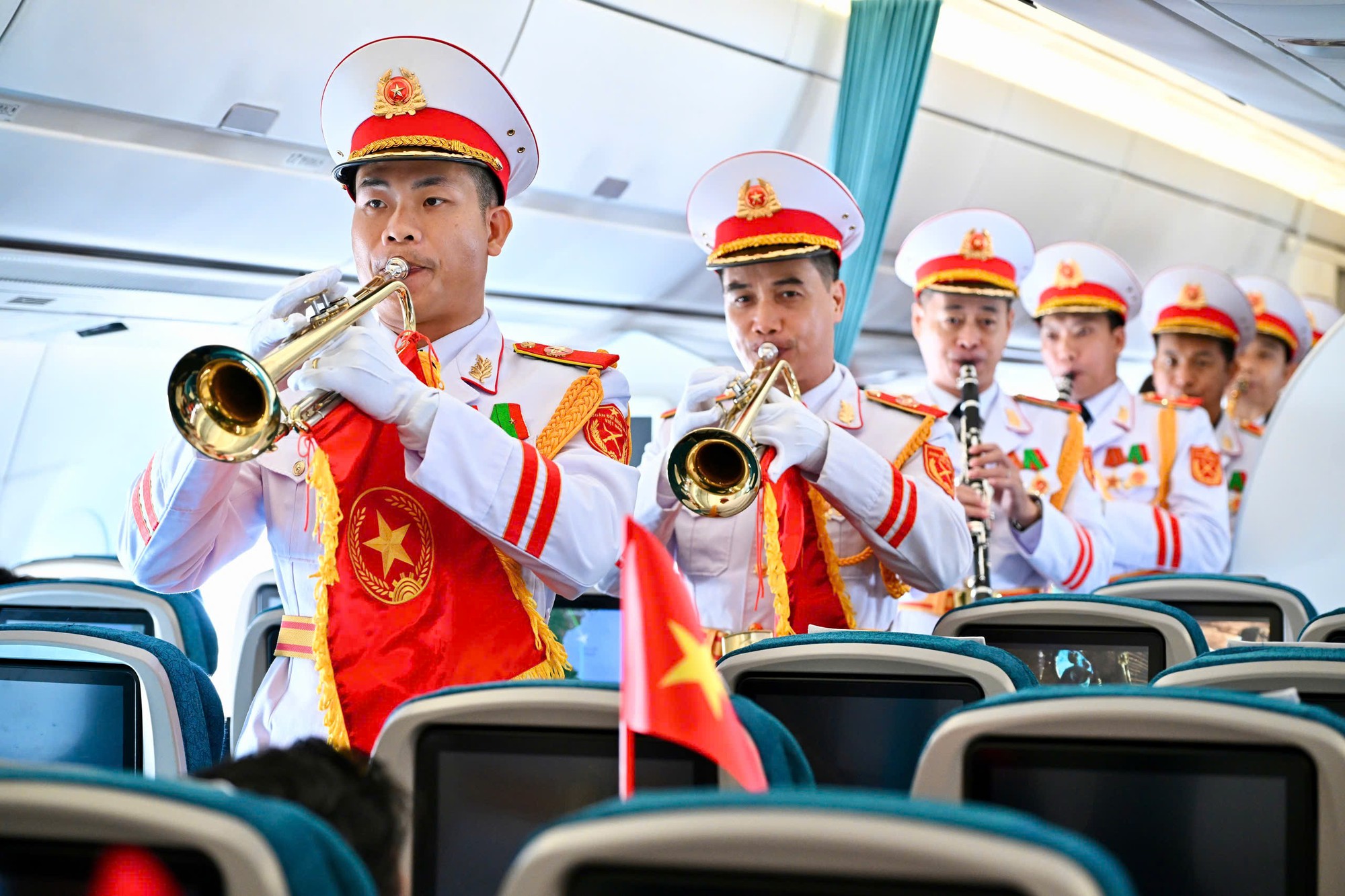 Giai điệu Quốc kh&aacute;nh vang l&ecirc;n ở độ cao 10.000 m&eacute;t tr&ecirc;n chuyến bay Vietnam Airlines- Ảnh 14.
