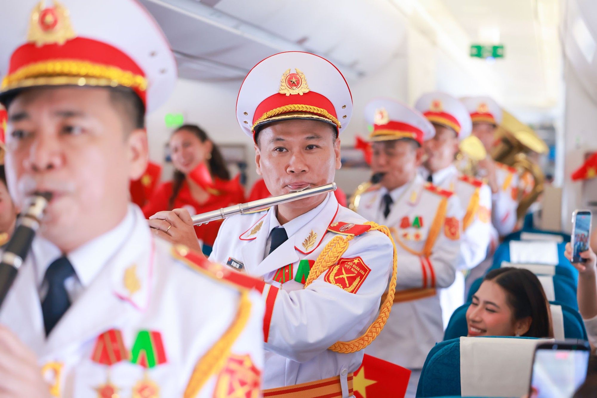 Giai điệu Quốc kh&aacute;nh vang l&ecirc;n ở độ cao 10.000 m&eacute;t tr&ecirc;n chuyến bay Vietnam Airlines- Ảnh 15.
