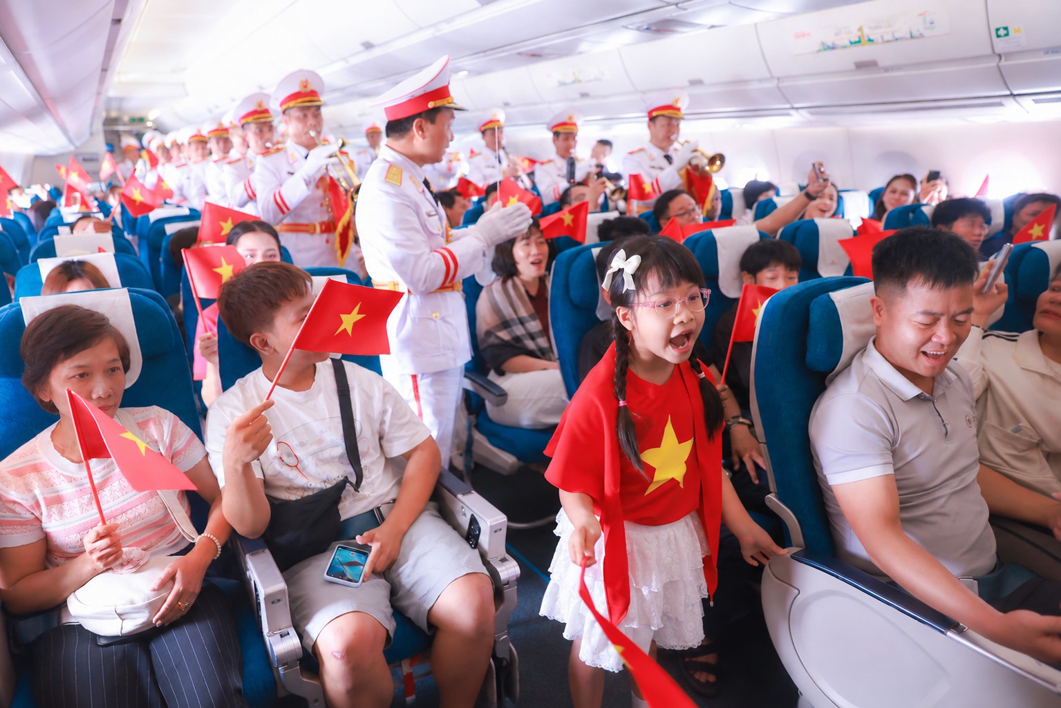 Giai điệu Quốc kh&aacute;nh vang l&ecirc;n ở độ cao 10.000 m&eacute;t tr&ecirc;n chuyến bay Vietnam Airlines- Ảnh 17.
