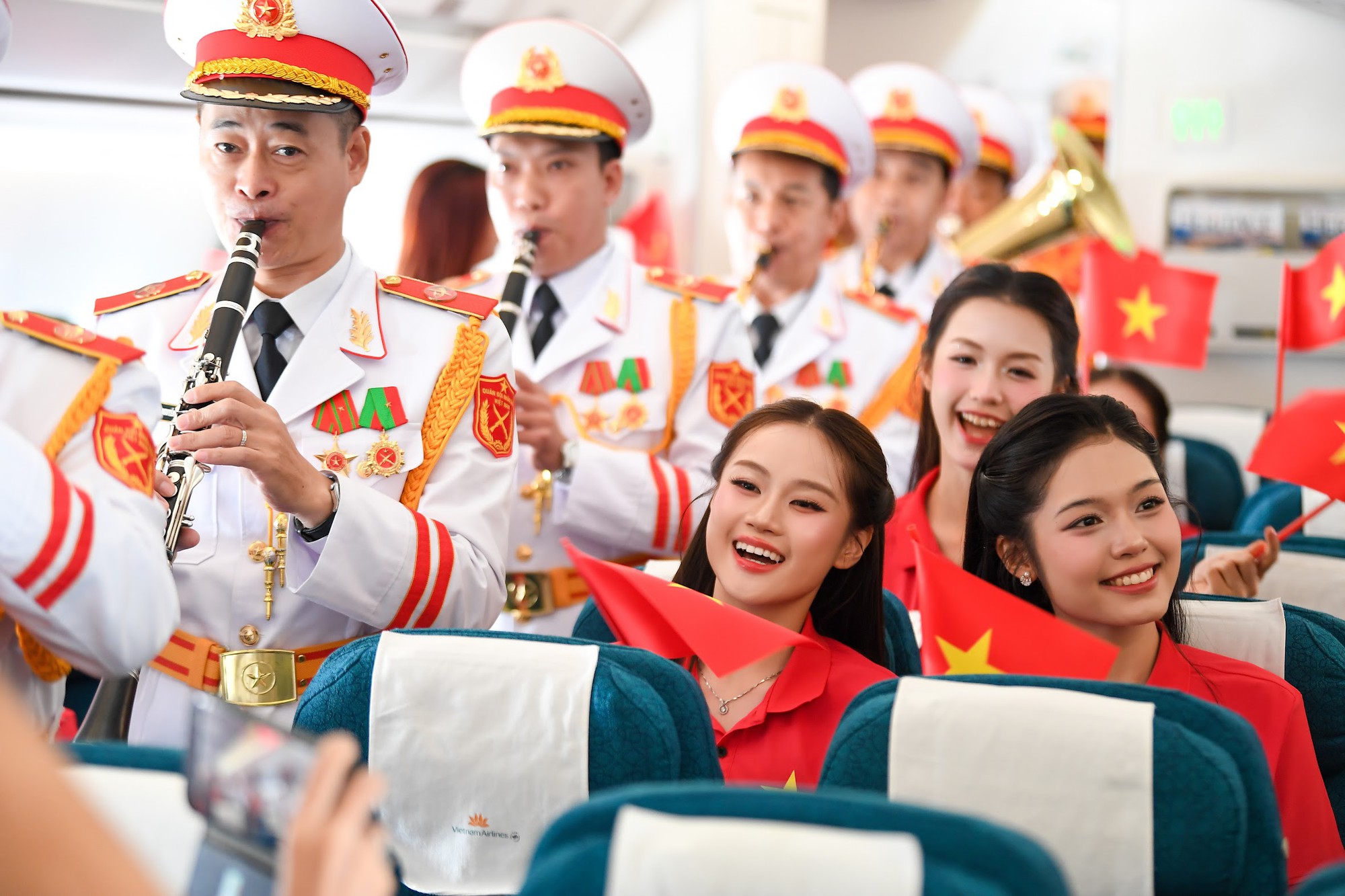 Giai điệu Quốc khánh vang lên ở độ cao 10.000 mét trên chuyến bay Vietnam Airlines- Ảnh 18.