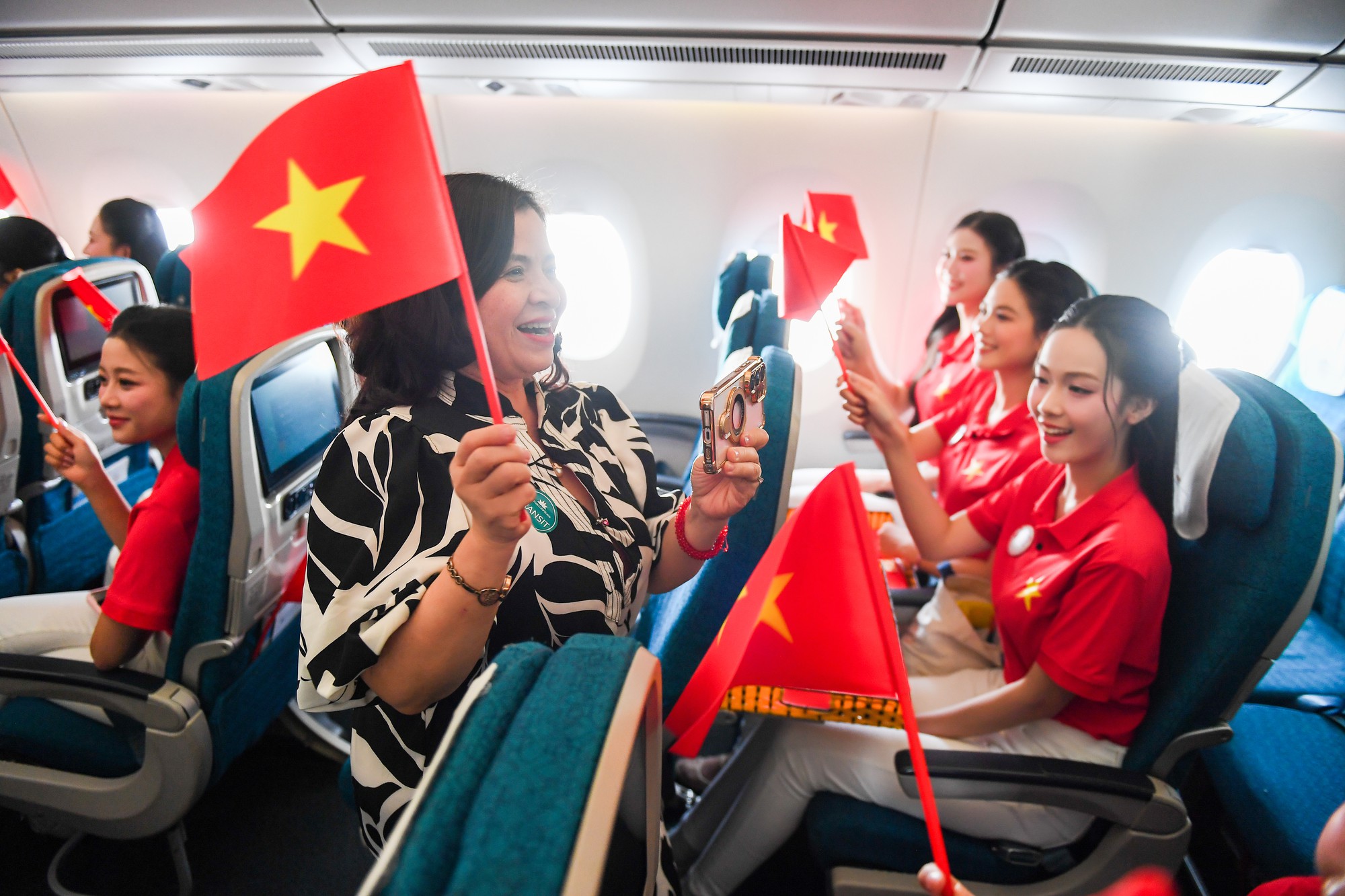 Giai điệu Quốc khánh vang lên ở độ cao 10.000 mét trên chuyến bay Vietnam Airlines- Ảnh 19.
