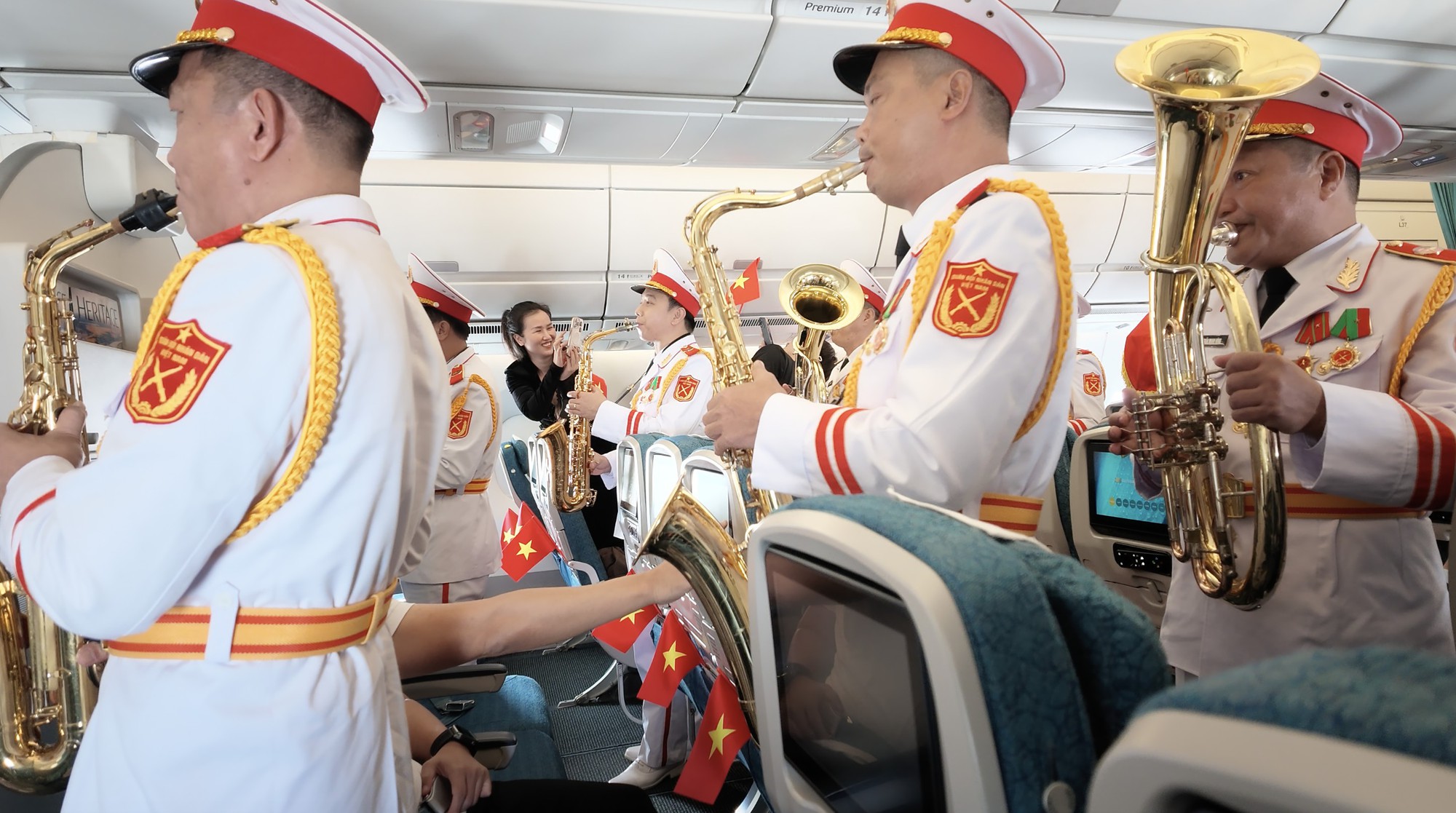 Giai điệu Quốc khánh vang lên ở độ cao 10.000 mét trên chuyến bay Vietnam Airlines- Ảnh 20.