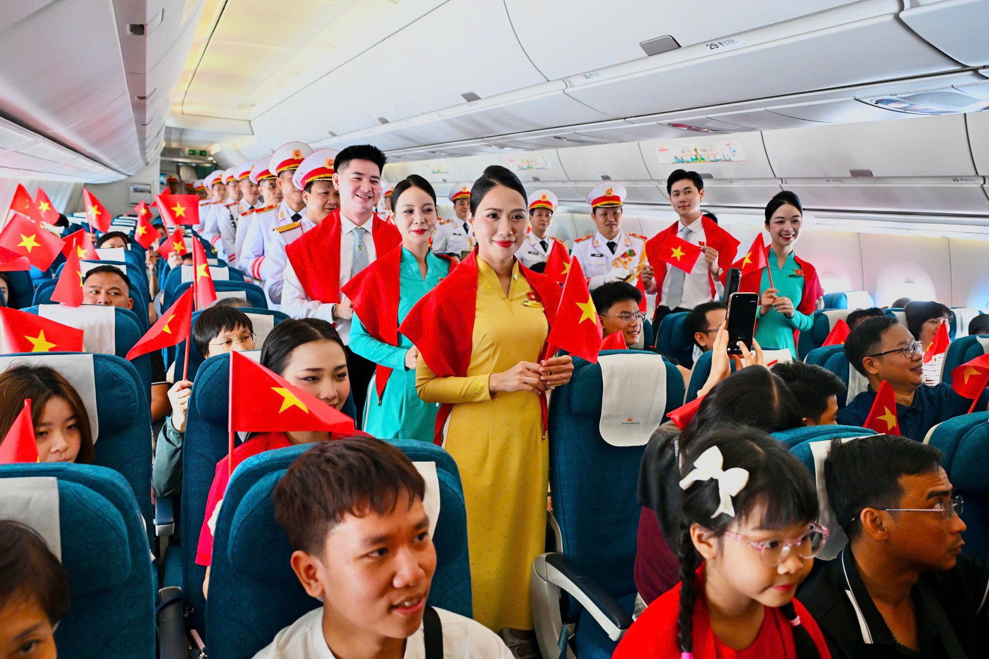 Giai điệu Quốc khánh vang lên ở độ cao 10.000 mét trên chuyến bay Vietnam Airlines- Ảnh 22.