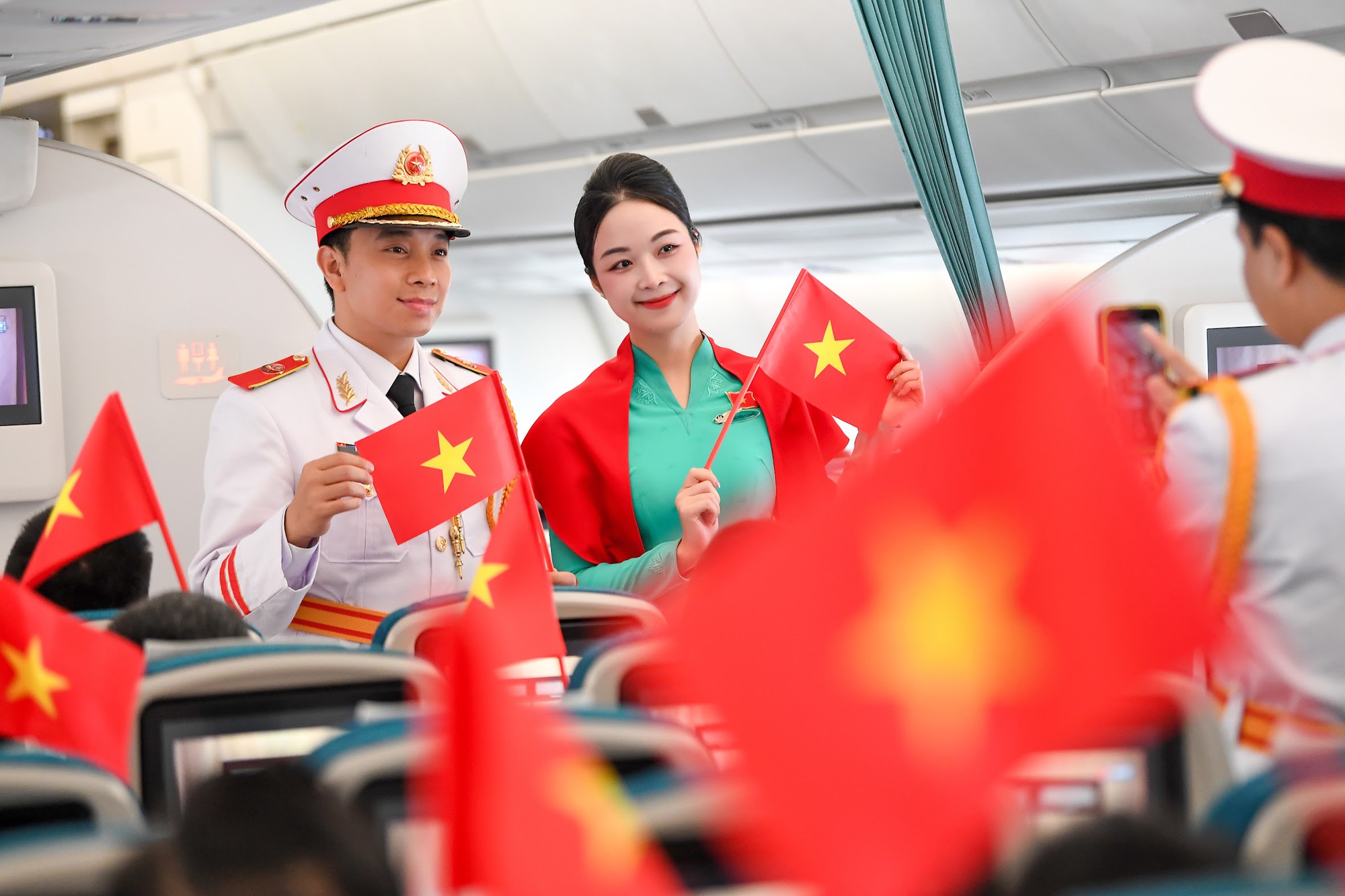 Giai điệu Quốc khánh vang lên ở độ cao 10.000 mét trên chuyến bay Vietnam Airlines- Ảnh 23.